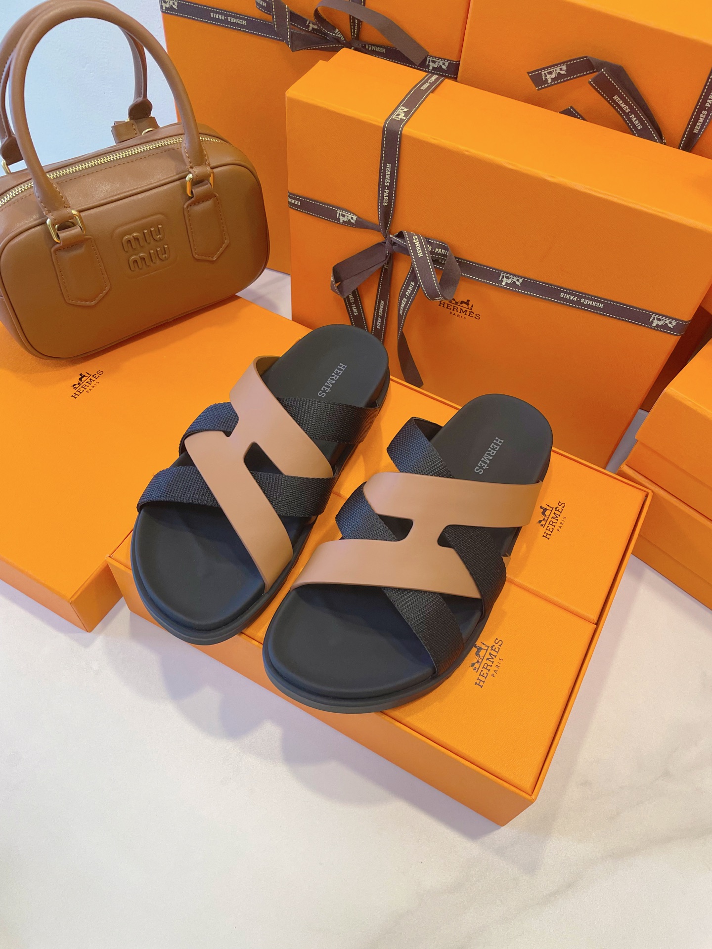 NO:545102,Hermes | Kazimir Slippers These slippers make me a 'lazy' trendy man on the commute!  [Pretty Critical Strike] The moment I put it on, I announced that I would leave the stuffy and ugly ordinary slippers!  The contrasting color design is amazing. Unlike the same solid color model, the bold collision of materials and colors is definitely a secret weapon to enhance the texture of the outfit!  Size 35-45 Original box packaging accessories, slippers, hermes, hermes, slippers19860909Hermes 爱马仕 | Kazimir 拖鞋 这双拖鞋让我成了通勤路上的“懒人”潮男！【颜值暴击】穿上它的那一刻,我直接原地宣布和闷热、丑丑的普通拖鞋断舍离！ 撞色设计太绝了,不同于千篇一律的纯色款,材质与色彩的大胆碰撞,绝对是提升穿搭质感的秘密武器！ Size 35-45 原盒包装配件,拖鞋,hermes,hermes,slippers,Women's Shoes