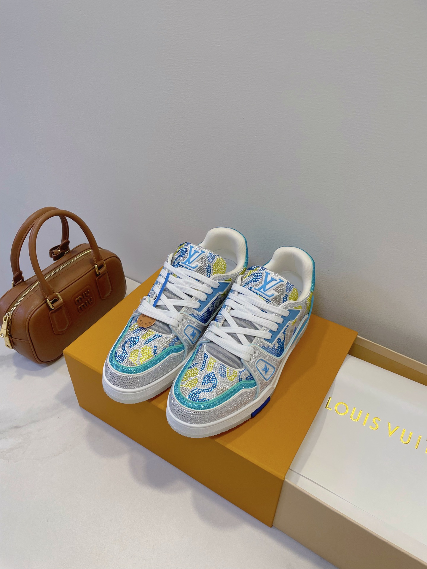 NO:491863,Trainer hot diamond style, Fat Ding hot diamond style LV Sneaker is as safe as ever, and the real thing looks better and more exquisite than the pictures!  Dream love shoes beat ~99 Dopamine is versatile, candy color is really sweet... full of vitality, luxury quality, temperament attributes, exclusive fashion sense for the people, easy to grasp TPU gloss combination sole, bend-resistant and drip-resistant support piece, insole embedded in super soft foot-sensing latex material Men's size size 39-45 Original box packaging accessories, casual shoes/sports shoes, louis vuitton, sneakers19860909Trainer烫钻款,胖丁烫钻款 LV Sneaker 一如继往的给足安全感,实物比图片更好看更精致！梦中情鞋击败～99 多巴胺百搭,糖果色系真的好甜……元气度满满的 奢华品质,气质属性叠加,亲民的专属时尚感,轻松拿捏 TPU光泽组合鞋底,耐弯折滴塑支持片,鞋垫嵌入超柔软脚感乳胶材质 男尺码size 39-45 原盒包装配件,休闲鞋/运动鞋,louis vuitton,sneakers,Women's Shoes