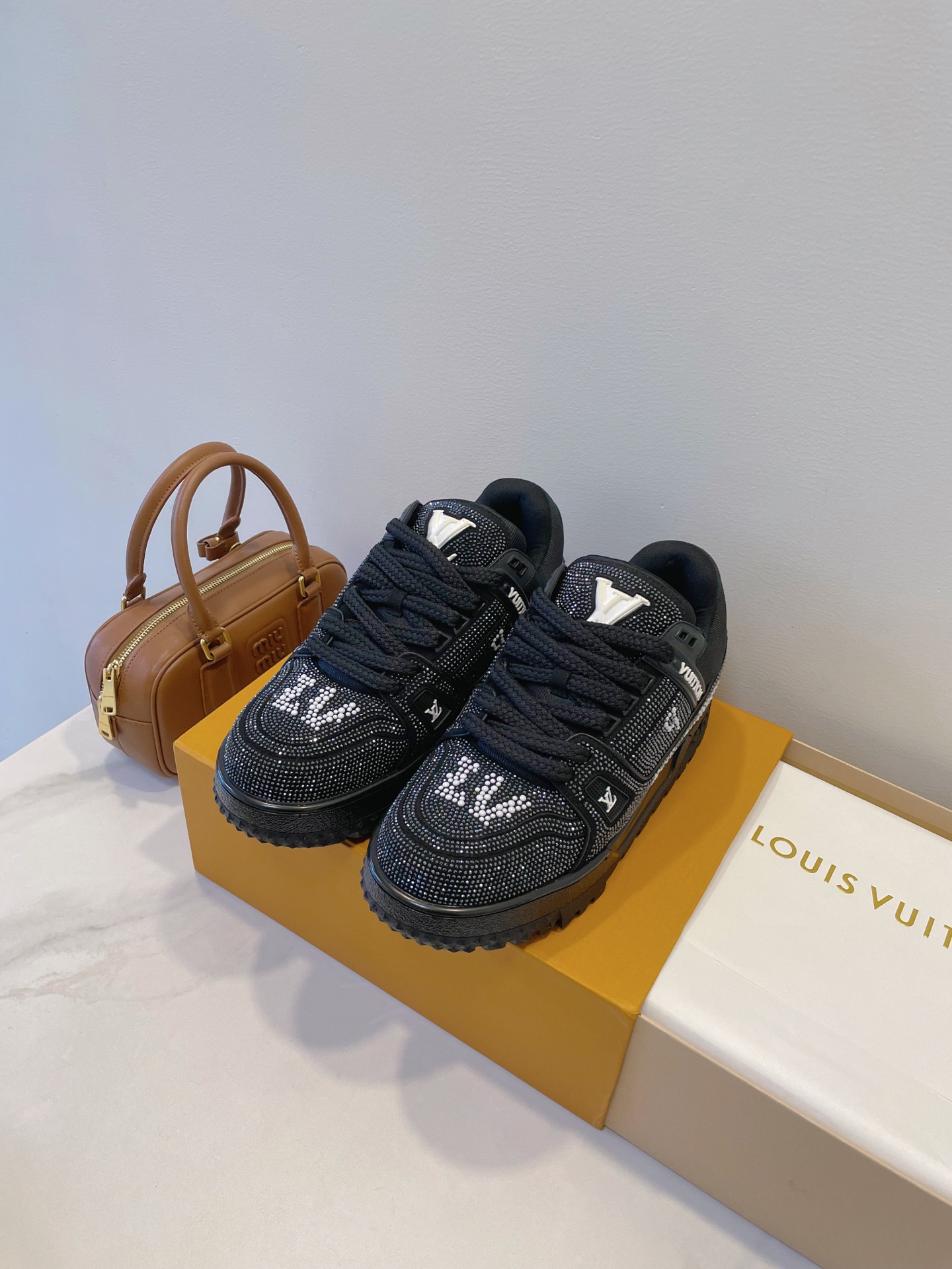 NO:491897,Trainer hot diamond style, Fat Ding hot diamond style LV Sneaker is as safe as ever, and the real thing looks better and more exquisite than the pictures!  Dream love shoes beat ~99 Dopamine is versatile, candy color is really sweet... full of vitality, luxury quality, temperament attributes, exclusive fashion sense for the people, easy to grasp TPU gloss combination sole, bend-resistant and drip-resistant support piece, insole embedded in super soft foot-sensing latex material Men's size size 39-45 Original box packaging accessories, casual shoes/sports shoes, louis vuitton, sneakers19860909Trainer烫钻款,胖丁烫钻款 LV Sneaker 一如继往的给足安全感,实物比图片更好看更精致！梦中情鞋击败～99 多巴胺百搭,糖果色系真的好甜……元气度满满的 奢华品质,气质属性叠加,亲民的专属时尚感,轻松拿捏 TPU光泽组合鞋底,耐弯折滴塑支持片,鞋垫嵌入超柔软脚感乳胶材质 男尺码size 39-45 原盒包装配件,休闲鞋/运动鞋,louis vuitton,sneakers,Women's Shoes