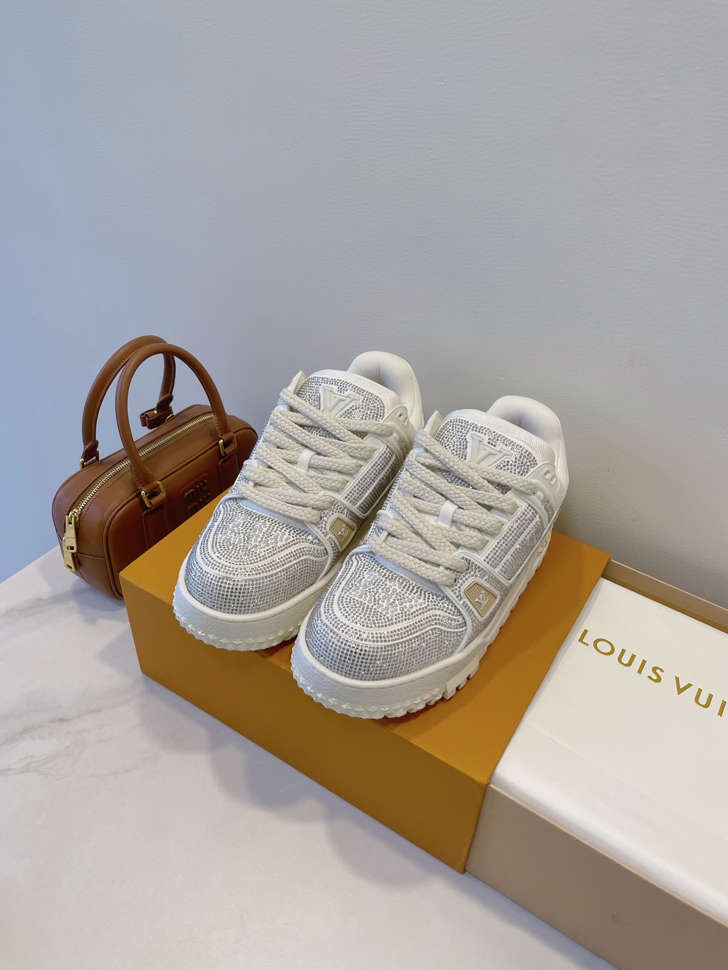 NO:491828,Trainer hot diamond style, Fat Ding hot diamond style LV Trainer Sneaker is as safe as ever, and the real thing looks better and more exquisite than the pictures!  Dream love shoes beat ~99 Dopamine is versatile, candy color is really sweet... full of vitality, luxury quality, temperament attributes, exclusive fashion sense for the people, easy to grasp TPU gloss combination sole, bend-resistant and drip-resistant support piece, insole embedded in super soft foot-sensing latex material Men's size size 39-45 Original box packaging accessories, casual shoes/sports shoes, louis vuitton, sneakers19860909Trainer烫钻款,胖丁烫钻款 LV Trainer Sneaker 一如继往的给足安全感,实物比图片更好看更精致！梦中情鞋击败～99 多巴胺百搭,糖果色系真的好甜……元气度满满的 奢华品质,气质属性叠加,亲民的专属时尚感,轻松拿捏 TPU光泽组合鞋底,耐弯折滴塑支持片,鞋垫嵌入超柔软脚感乳胶材质 男尺码size 39-45 原盒包装配件,休闲鞋/运动鞋,louis vuitton,sneakers,Women's Shoes