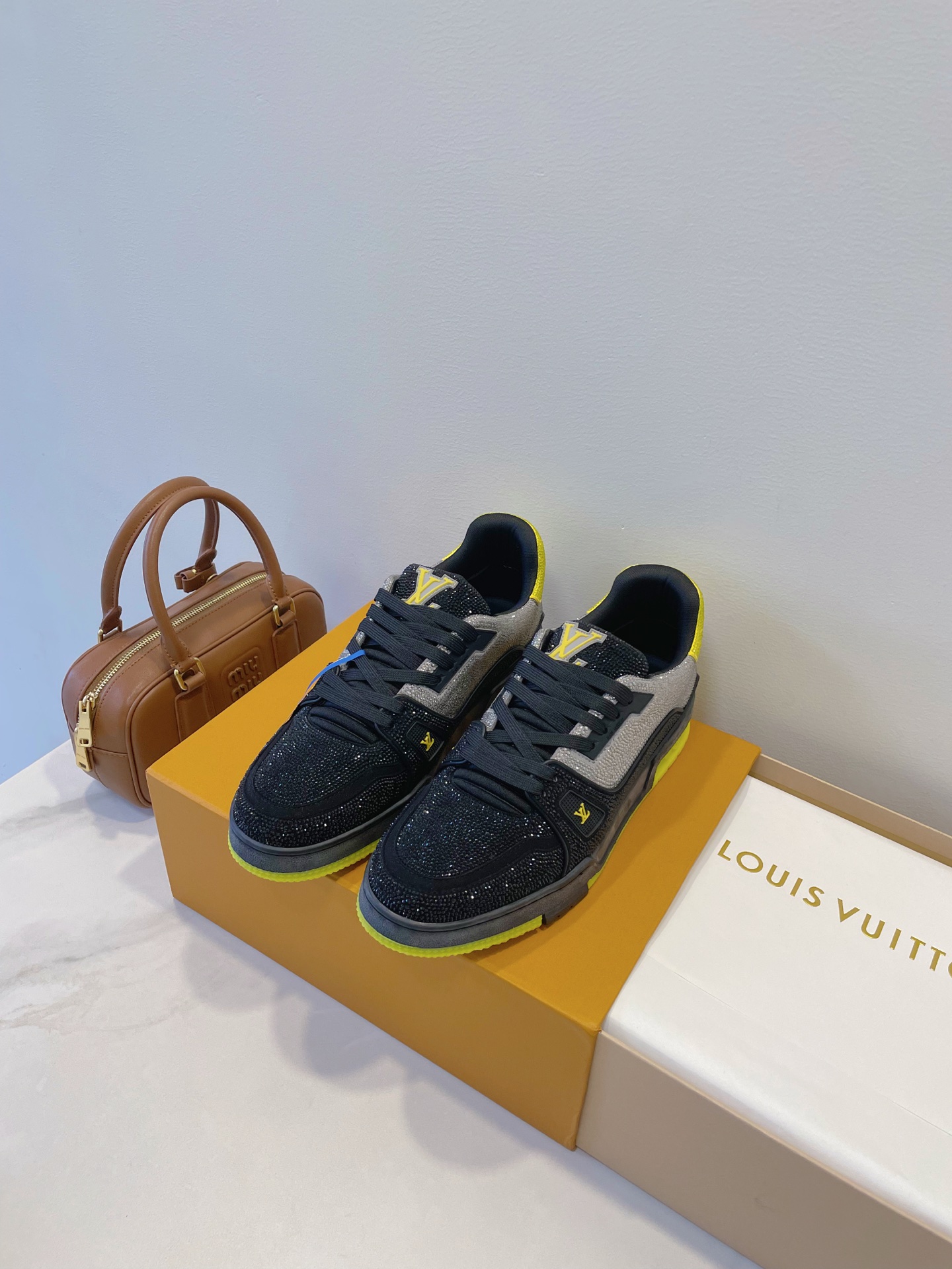 NO:491835,Trainer hot diamond style, Fat Ding hot diamond style LV Sneaker is as safe as ever, and the real thing looks better and more exquisite than the pictures!  Dream love shoes beat ~99 Dopamine is versatile, candy color is really sweet... full of vitality, luxury quality, temperament attributes, exclusive fashion sense for the people, easy to grasp TPU gloss combination sole, bend-resistant and drip-resistant support piece, insole embedded in super soft foot-sensing latex material Men's size size 39-45 Original box packaging accessories, casual shoes/sports shoes, louis vuitton, sneakers19860909Trainer烫钻款,胖丁烫钻款 LV Sneaker 一如继往的给足安全感,实物比图片更好看更精致！梦中情鞋击败～99 多巴胺百搭,糖果色系真的好甜……元气度满满的 奢华品质,气质属性叠加,亲民的专属时尚感,轻松拿捏 TPU光泽组合鞋底,耐弯折滴塑支持片,鞋垫嵌入超柔软脚感乳胶材质 男尺码size 39-45 原盒包装配件,休闲鞋/运动鞋,louis vuitton,sneakers,Women's Shoes