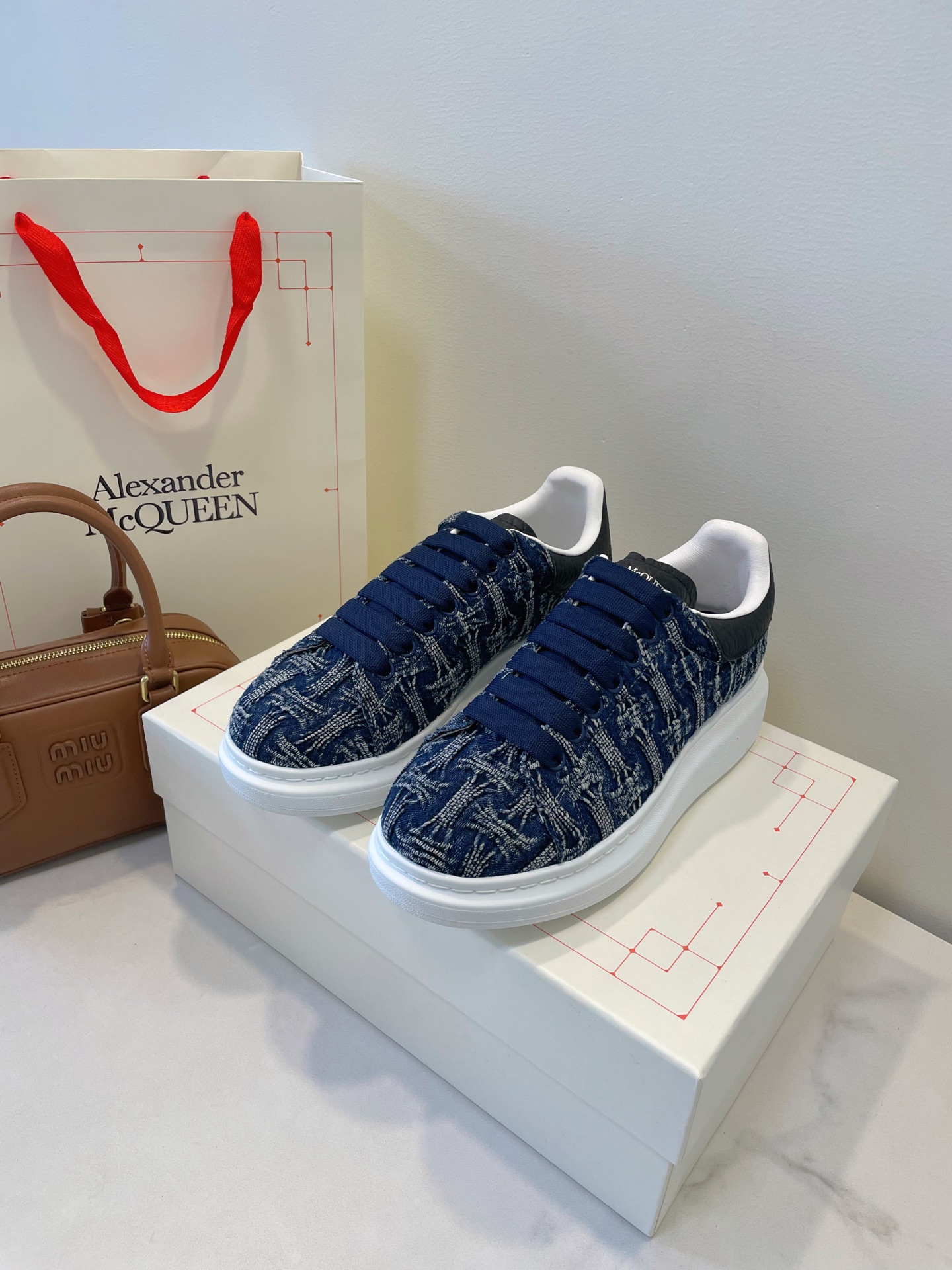 NO:491847,Alexander McQueen White Shoes Universal Matching King [Love the New and Getting tired of the old] It is indeed an energy bottle for living with a thrill of vitality. Is the new model so beautiful? No one, I am willing to refuse the snakeskin's wild awakening power, it seems that the white shoes are no longer 'silly and sweet'. Size 35-45 Original box packaging accessories, casual shoes/sports shoes, alexander mcqueen, sneakers, snakeskin19860909Alexander McQueen 麦昆小白鞋 万能搭配王【喜新厌旧】果然是神采奕奕生活下去的能量瓶,新款太美了好吗 没有哪个款,舍得拒绝蛇皮一丢丢野性的唤醒力量,好像小白鞋不再“傻白甜” Size 35-45 原盒包装配件,休闲鞋/运动鞋,alexander mcqueen,sneakers,snakeskin,Women's Shoes