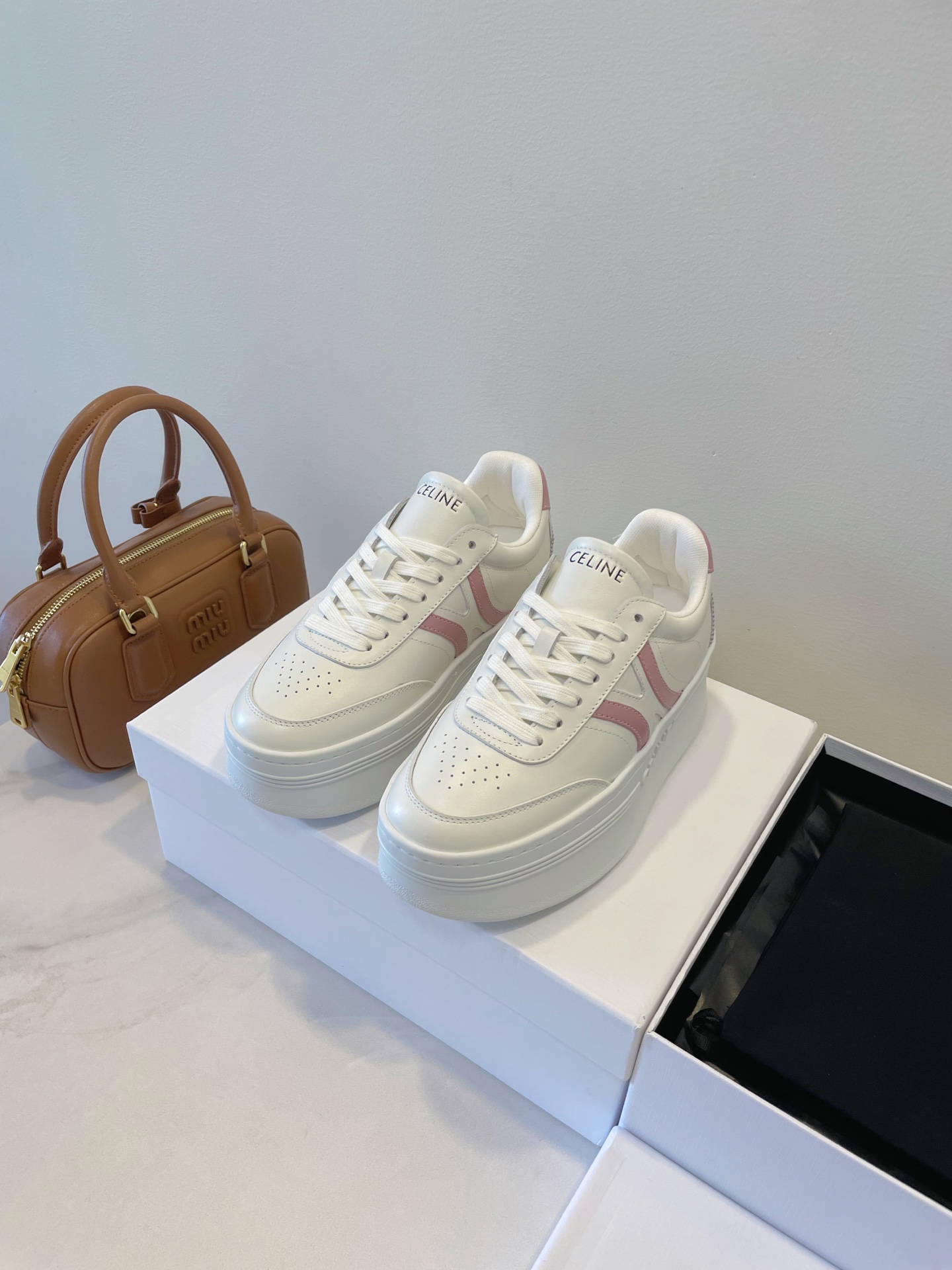 NO:491826,Thick-soled shoes ceiling | CELINE BLOCK Return This model is familiar with, the foundation is all white, and these splicing colors are released in the new season. Is it very spring and summer?  It is a thick-soled shoe with a very valuable and high-end feel, and it can easily wear it to the feeling you want. The 5cm thick sole meets the needs of a small person. After wearing the same style, this pair of people who have not worn it and who like thick sole also has a closed eye!  Size 35-40 Original box packaging accessories, casual shoes/sports shoes, celine, sneakers19860909厚底鞋天花板 | CELINE BLOCK 回归 这款不陌生了叭,基础是全白,新一季出了这些拼接色,非常春夏有木有？ 它是那种贼有价值感和高级感的厚底鞋,很轻松能穿出你想要的感觉,5cm的小厚底,满足小个子的需求,穿过同款全白的,这双闭眼入没穿过且喜欢厚底的也闭眼入！ Size 35-40 原盒包装配件,休闲鞋/运动鞋,celine,sneakers,Women's Shoes