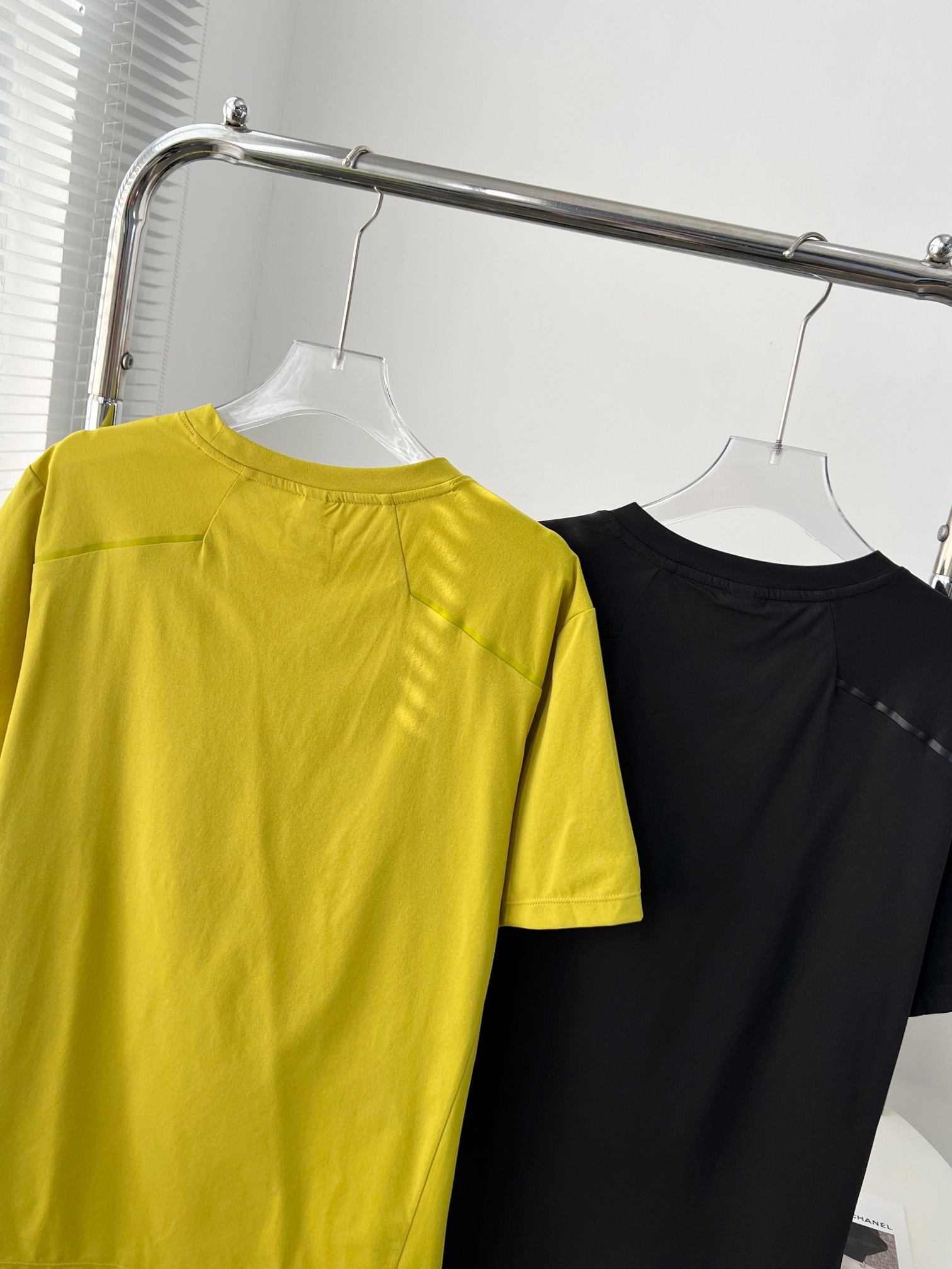 Under Armour Andma Silk Movement T-Shirt: Functional Fabric, Unique Design, Affordable Price - 图片 4