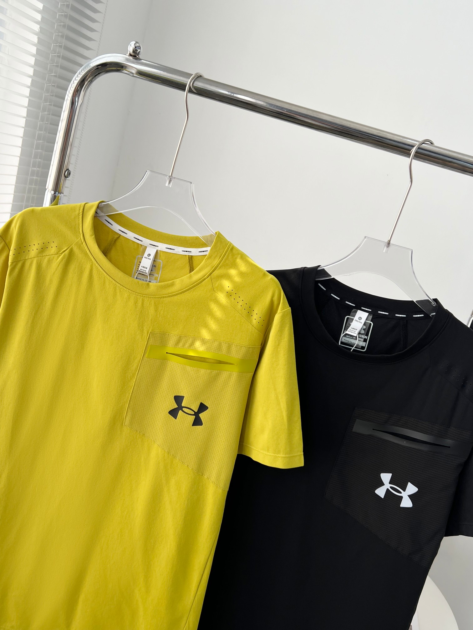 Under Armour Andma Silk Movement T-Shirt: Functional Fabric, Unique Design, Affordable Price - 图片 3