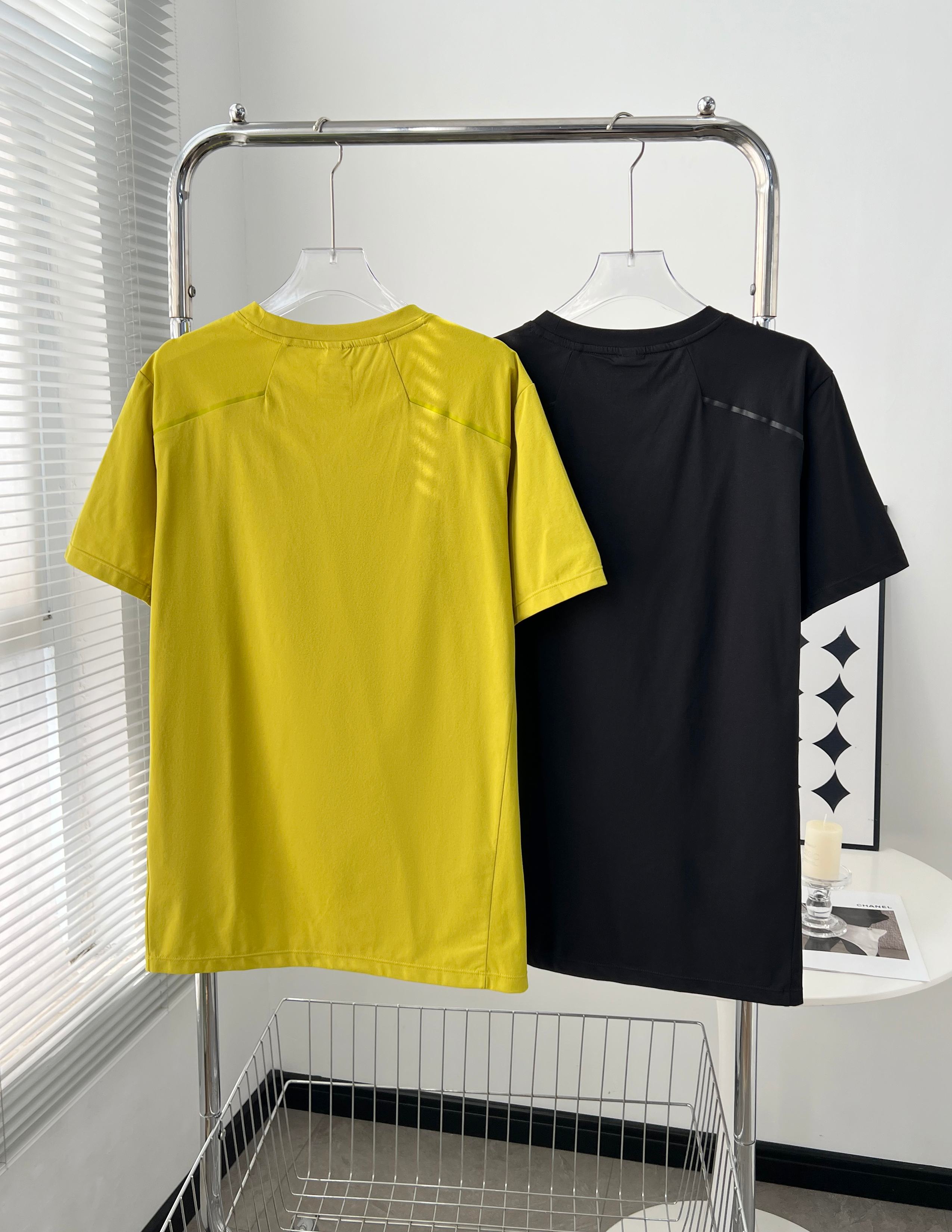 Under Armour Andma Silk Movement T-Shirt: Functional Fabric, Unique Design, Affordable Price - 图片 2