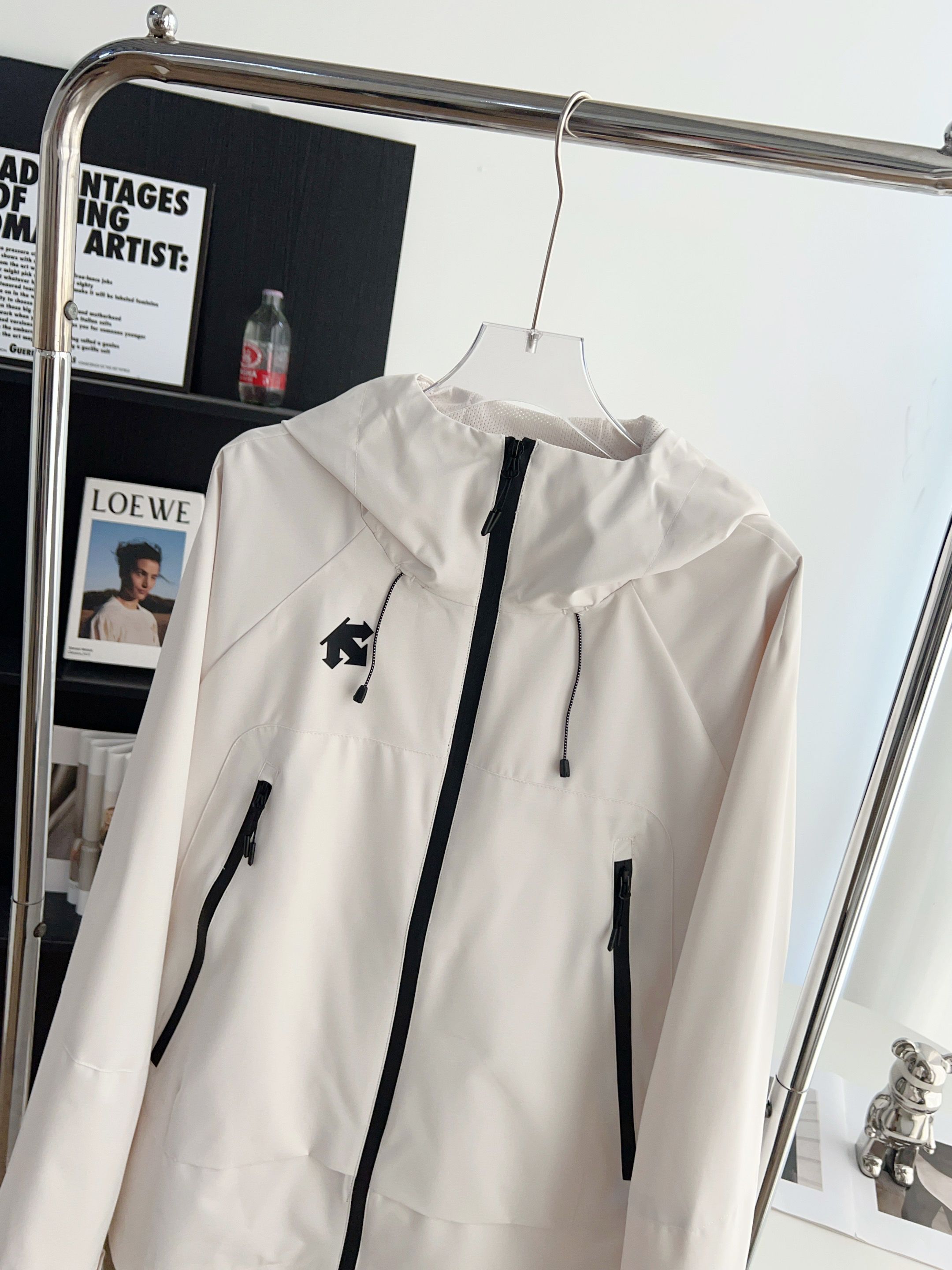 Stylish Windproof Outdoor Jacket by DESCENTE – High-End, Luxurious, Classic Design - 图片 4