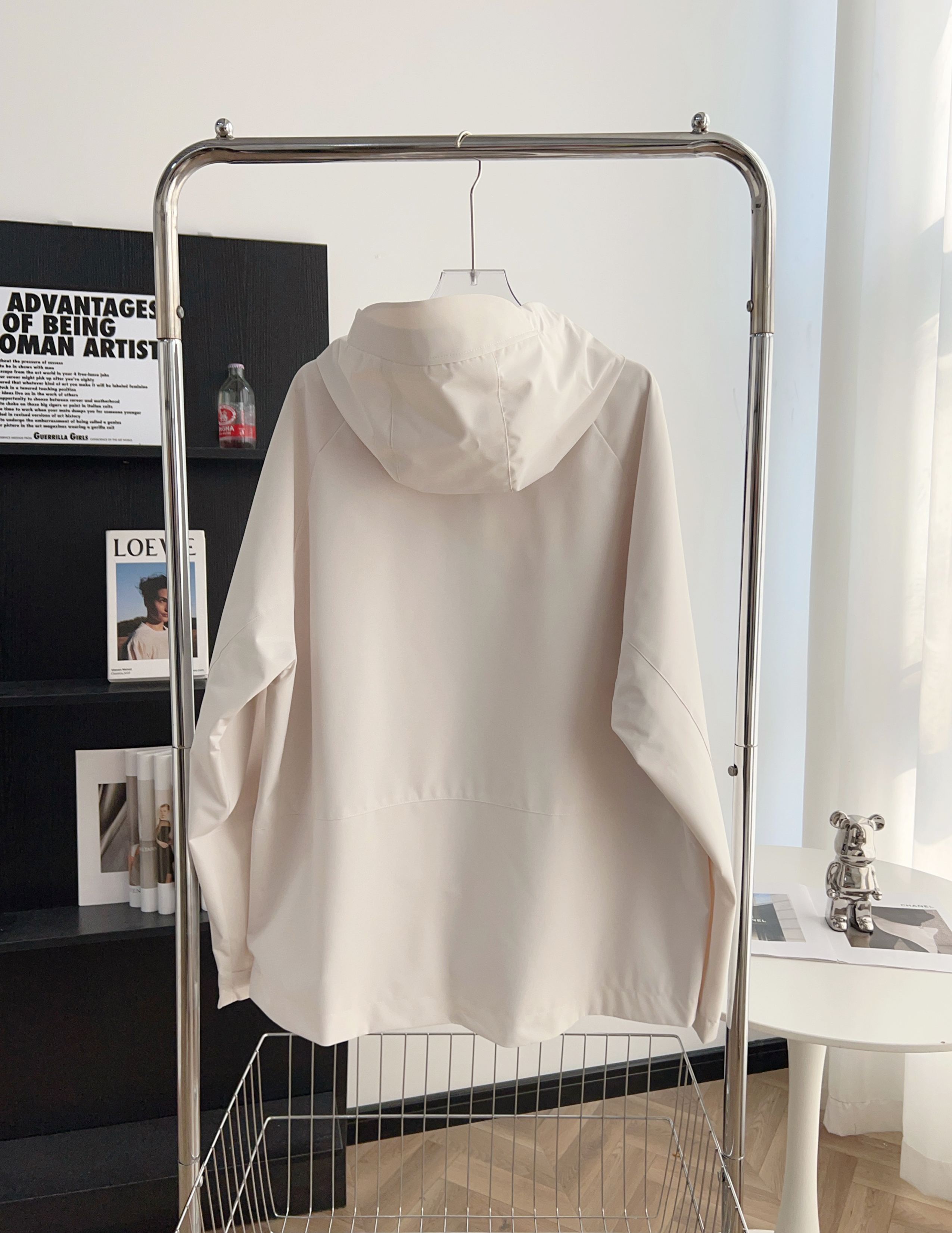 Stylish Windproof Outdoor Jacket by DESCENTE – High-End, Luxurious, Classic Design - 图片 2