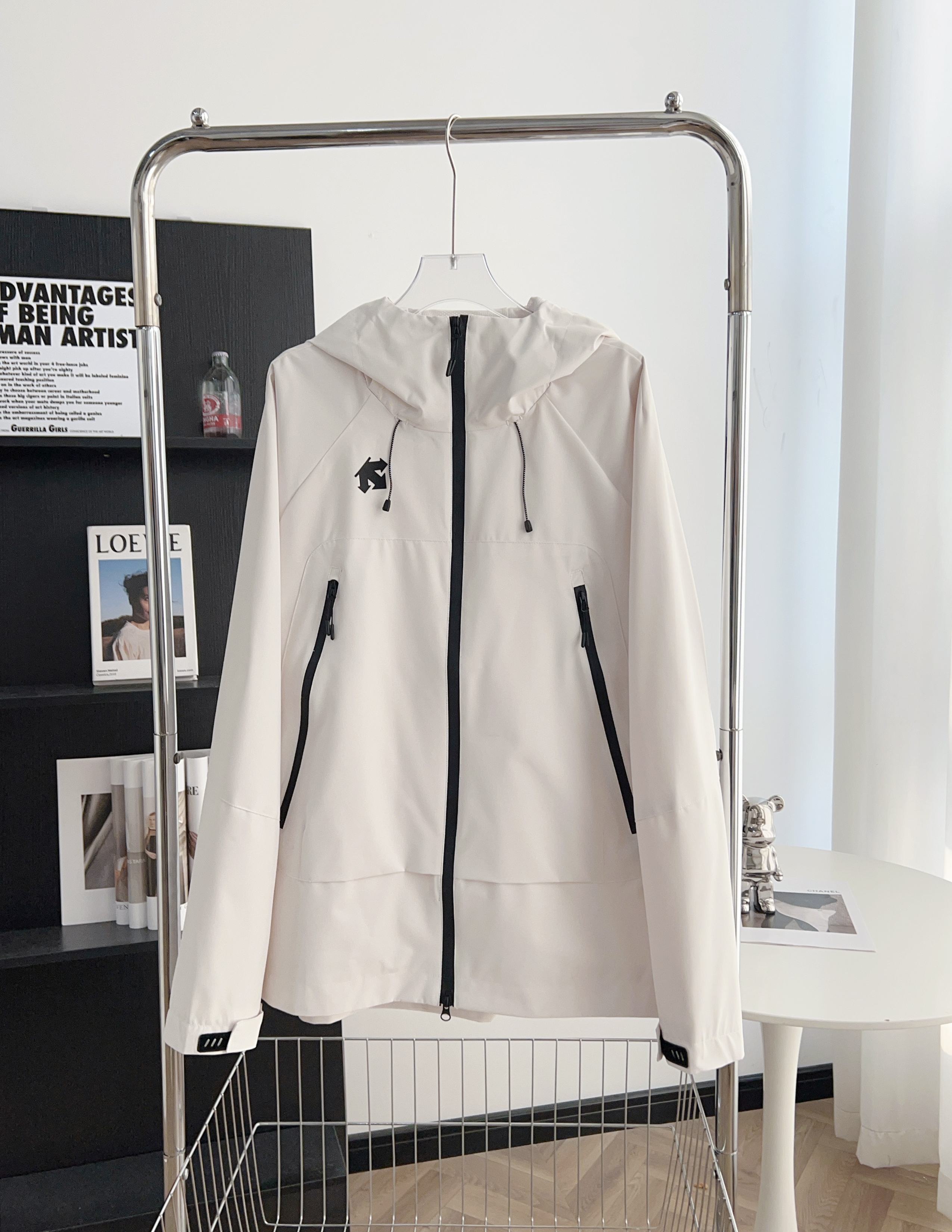 Stylish Windproof Outdoor Jacket by DESCENTE – High-End, Luxurious, Classic Design - 图片 1