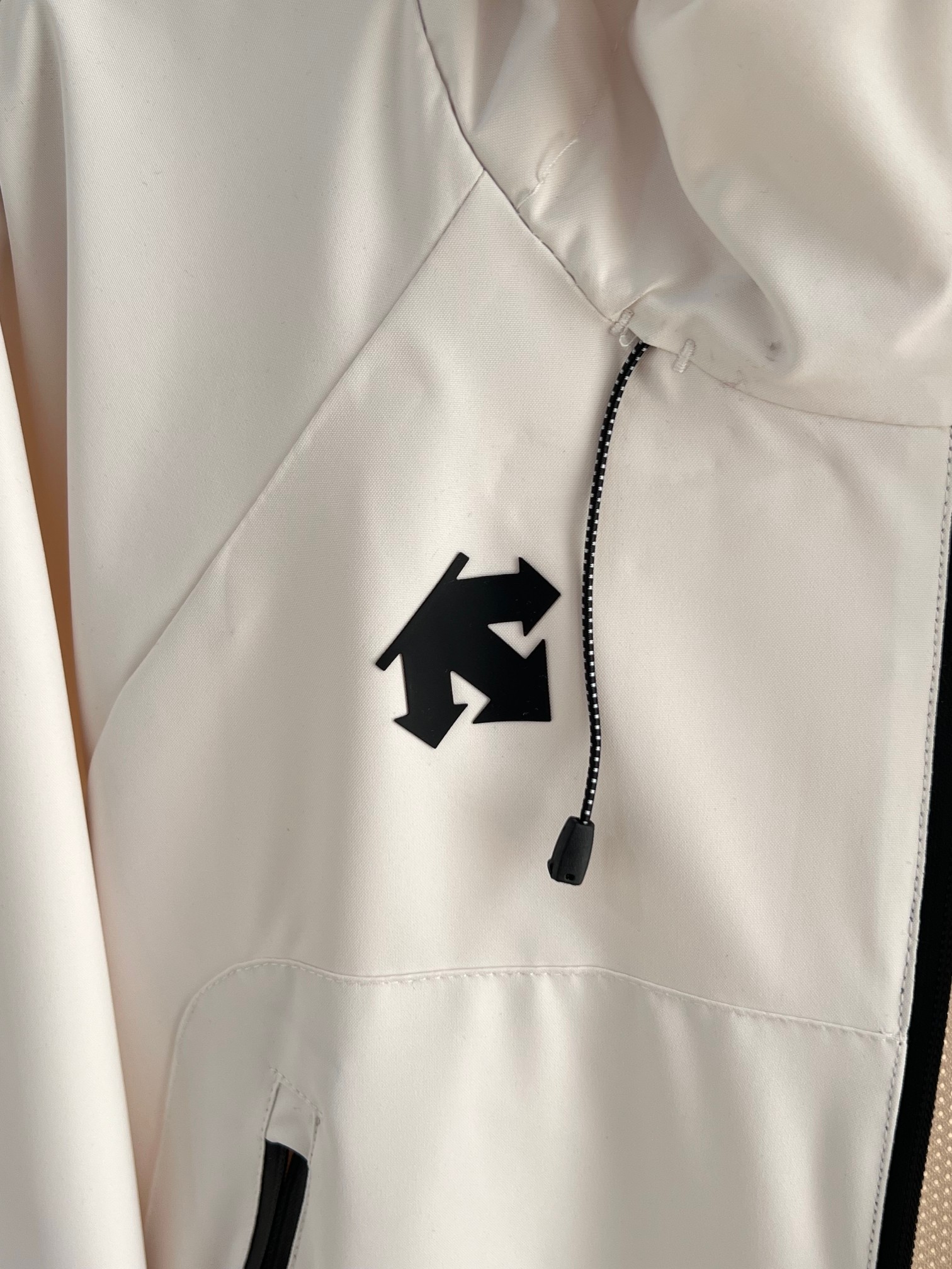 Stylish Windproof Outdoor Jacket by DESCENTE – High-End, Luxurious, Classic Design - 图片 6