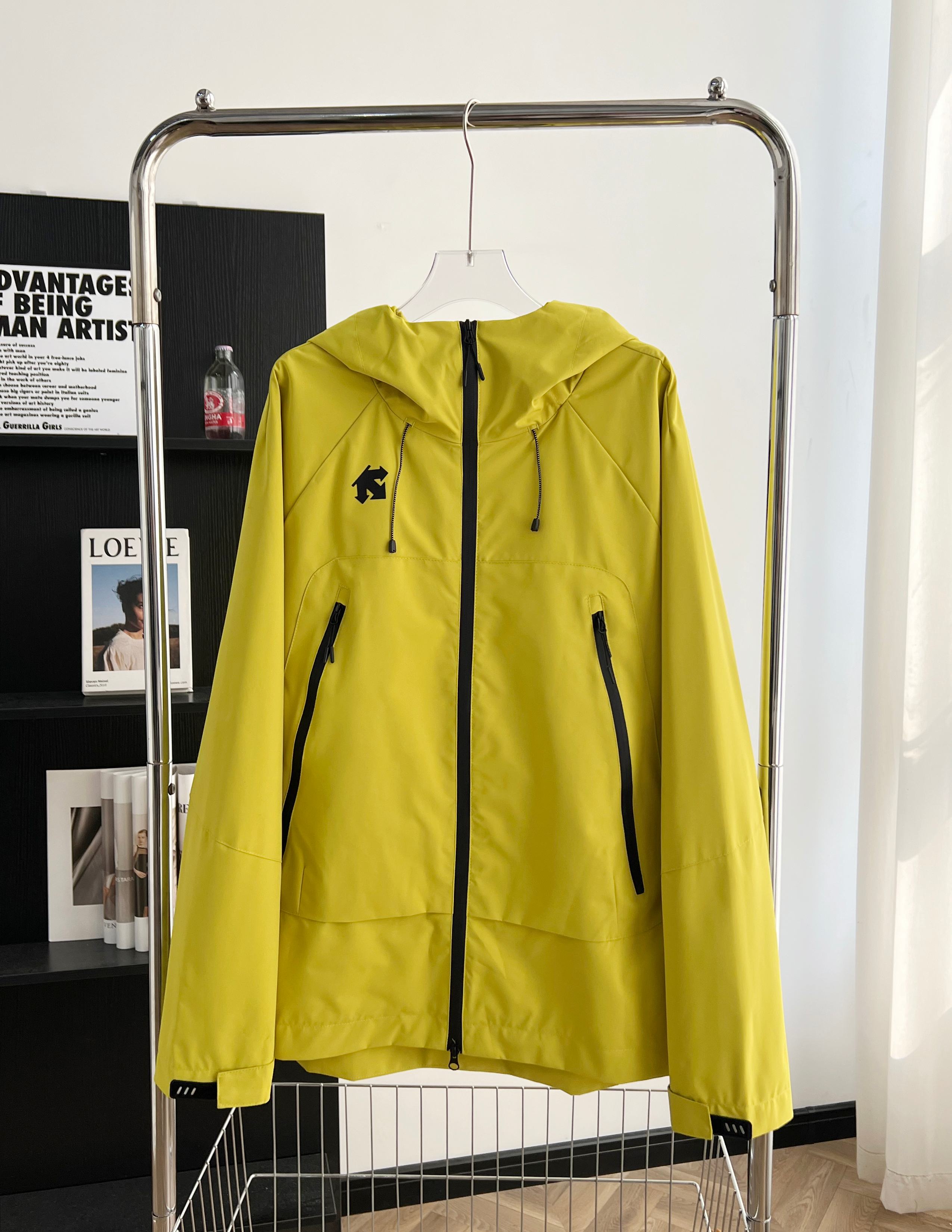 DESSCENTE Outdoor Windproof Jacket – Stylish, Functional, and Versatile in All Sizes - 图片 1