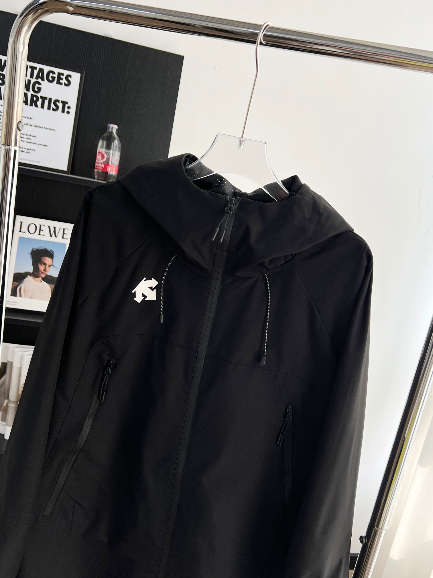 DESSCENTE Windproof Jacket with Functional Cap, High-End Style for All Ages - 图片 3