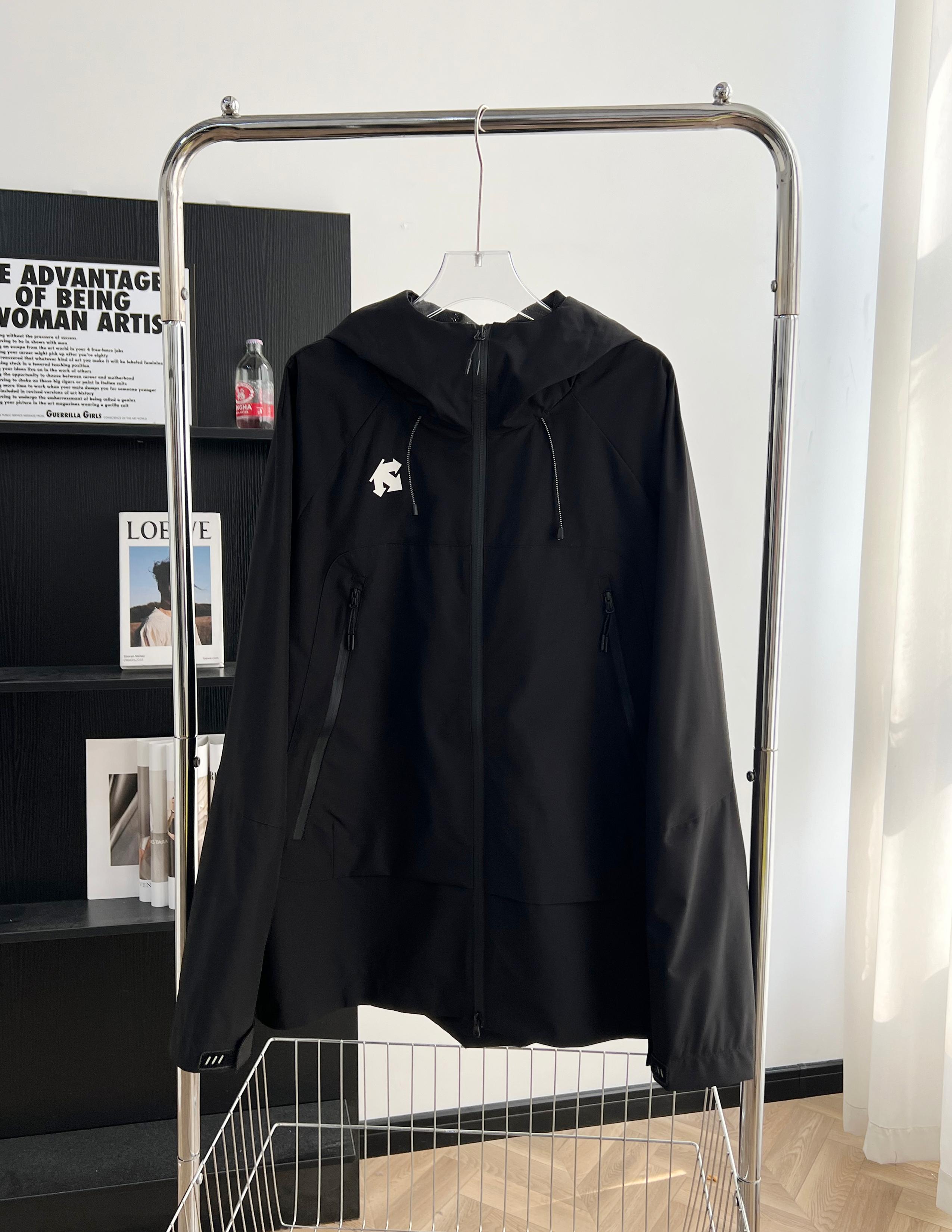 DESSCENTE Windproof Jacket with Functional Cap, High-End Style for All Ages - 图片 1