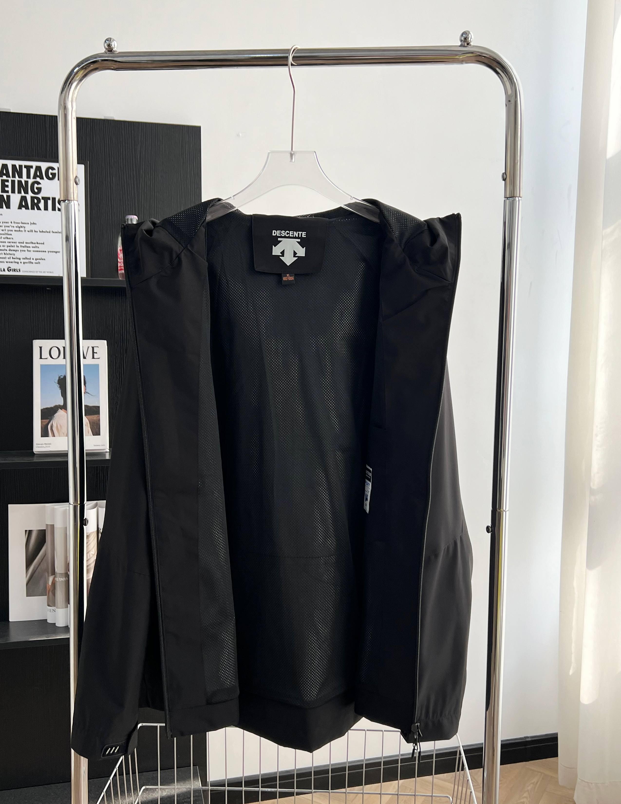 DESSCENTE Windproof Jacket with Functional Cap, High-End Style for All Ages - 图片 5