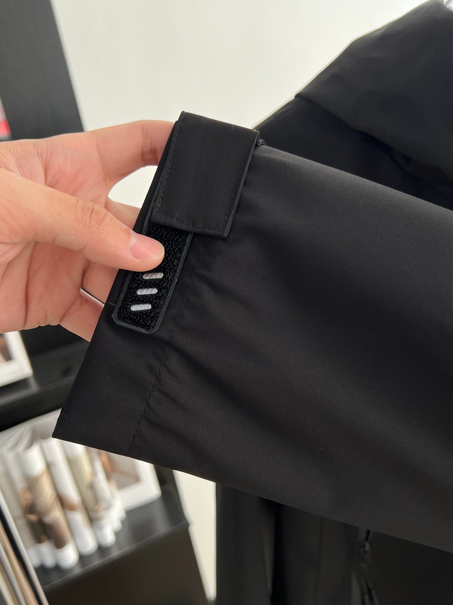 DESSCENTE Windproof Jacket with Functional Cap, High-End Style for All Ages - 图片 9