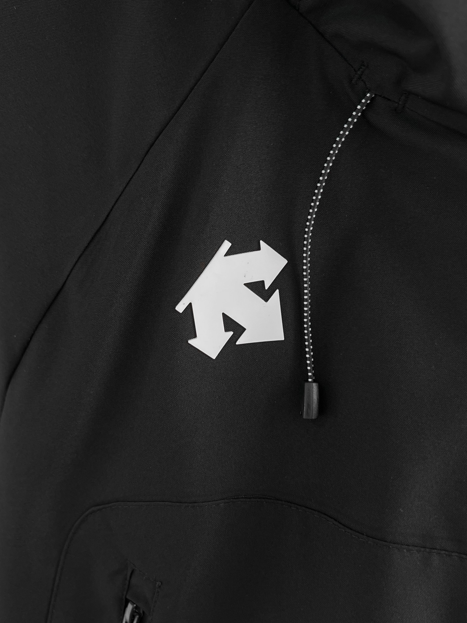 DESSCENTE Windproof Jacket with Functional Cap, High-End Style for All Ages - 图片 6