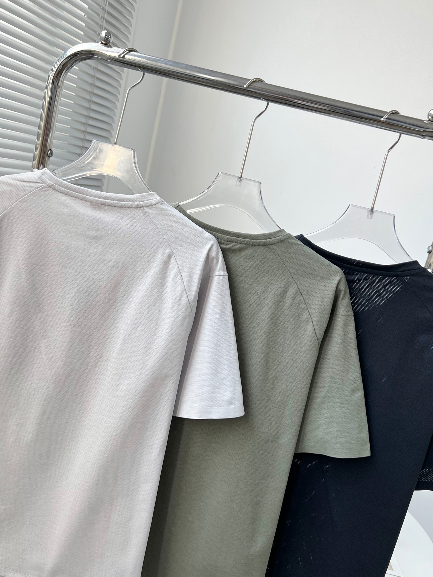 Under Armour Andma Silk Movement T-shirt: Lightweight, Functional Fabric, Unique Design - 图片 4