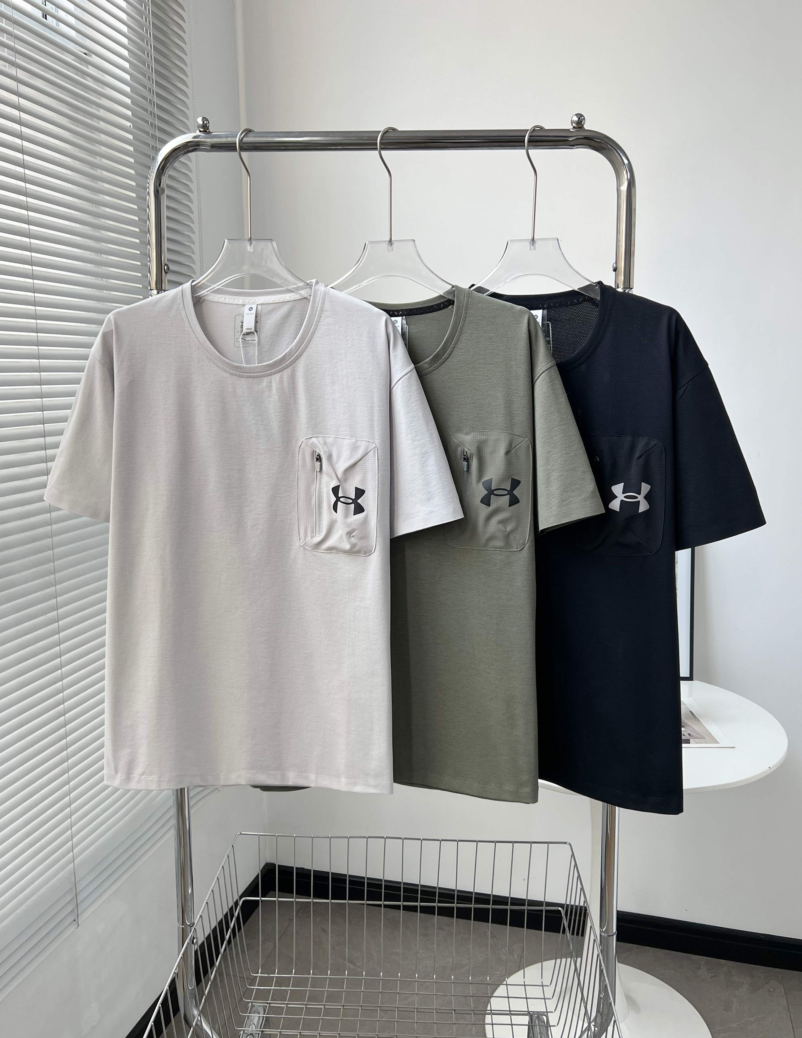 Under Armour Andma Silk Movement T-shirt: Lightweight, Functional Fabric, Unique Design