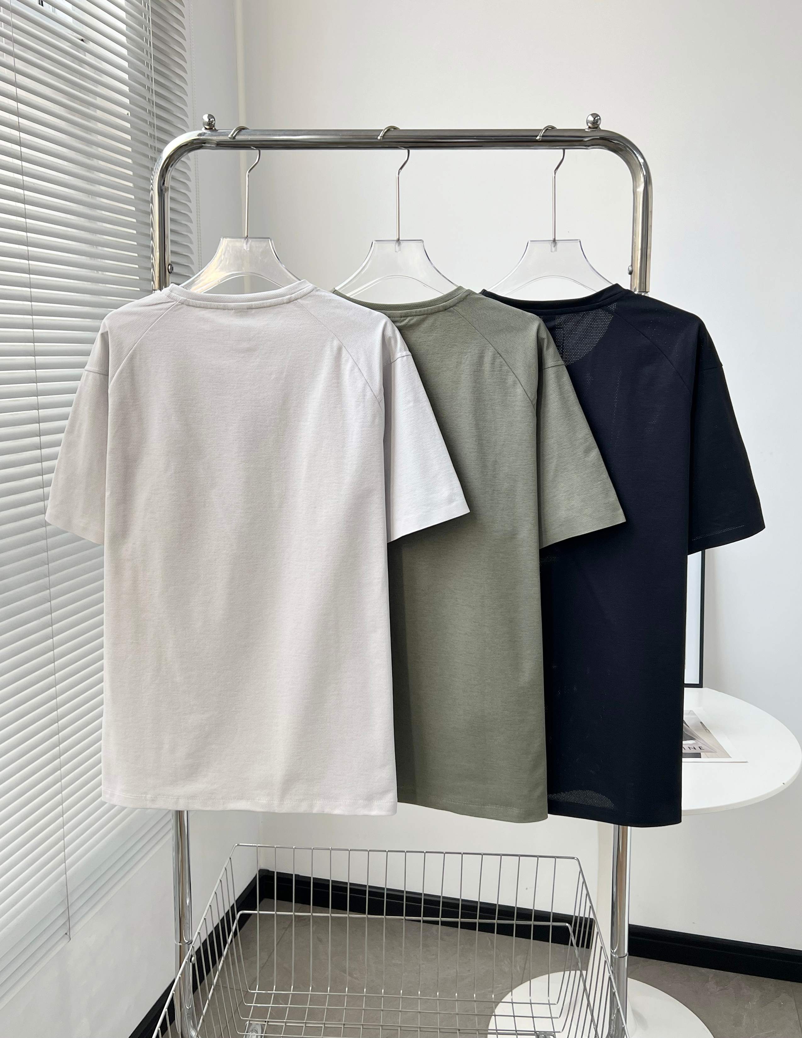 Under Armour Andma Silk Movement T-shirt: Lightweight, Functional Fabric, Unique Design - 图片 2