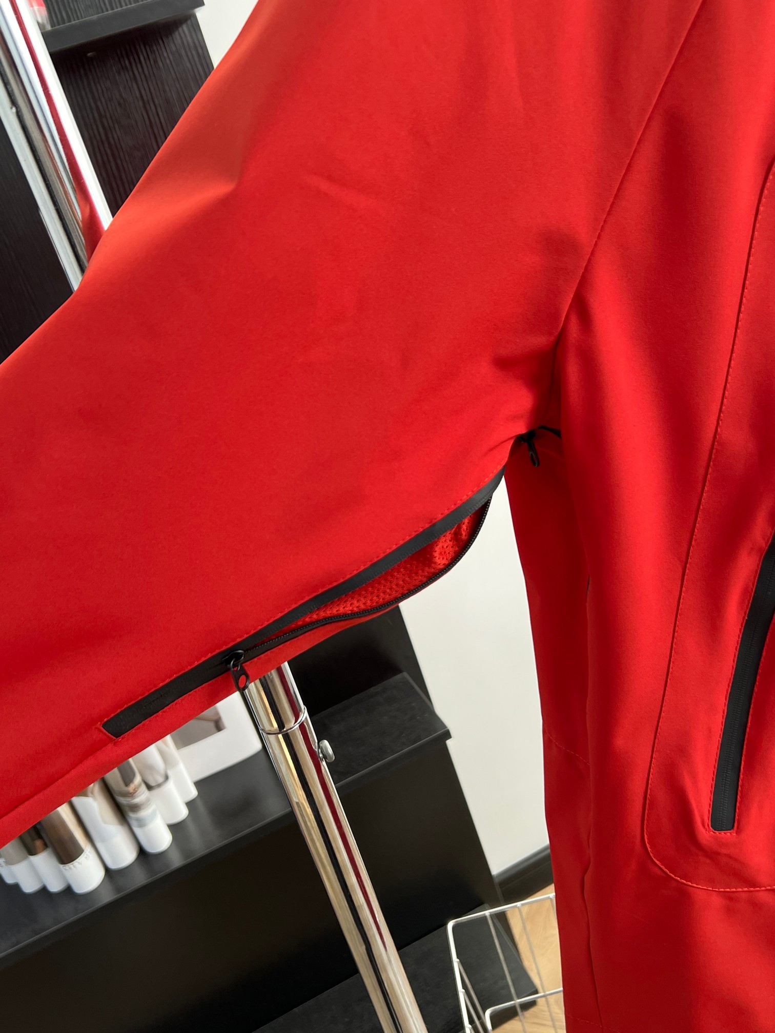 Advanced Technology Hoodie Jacket for Outdoor Enthusiasts – Waterproof, Windproof, and Lightweight - 图片 8