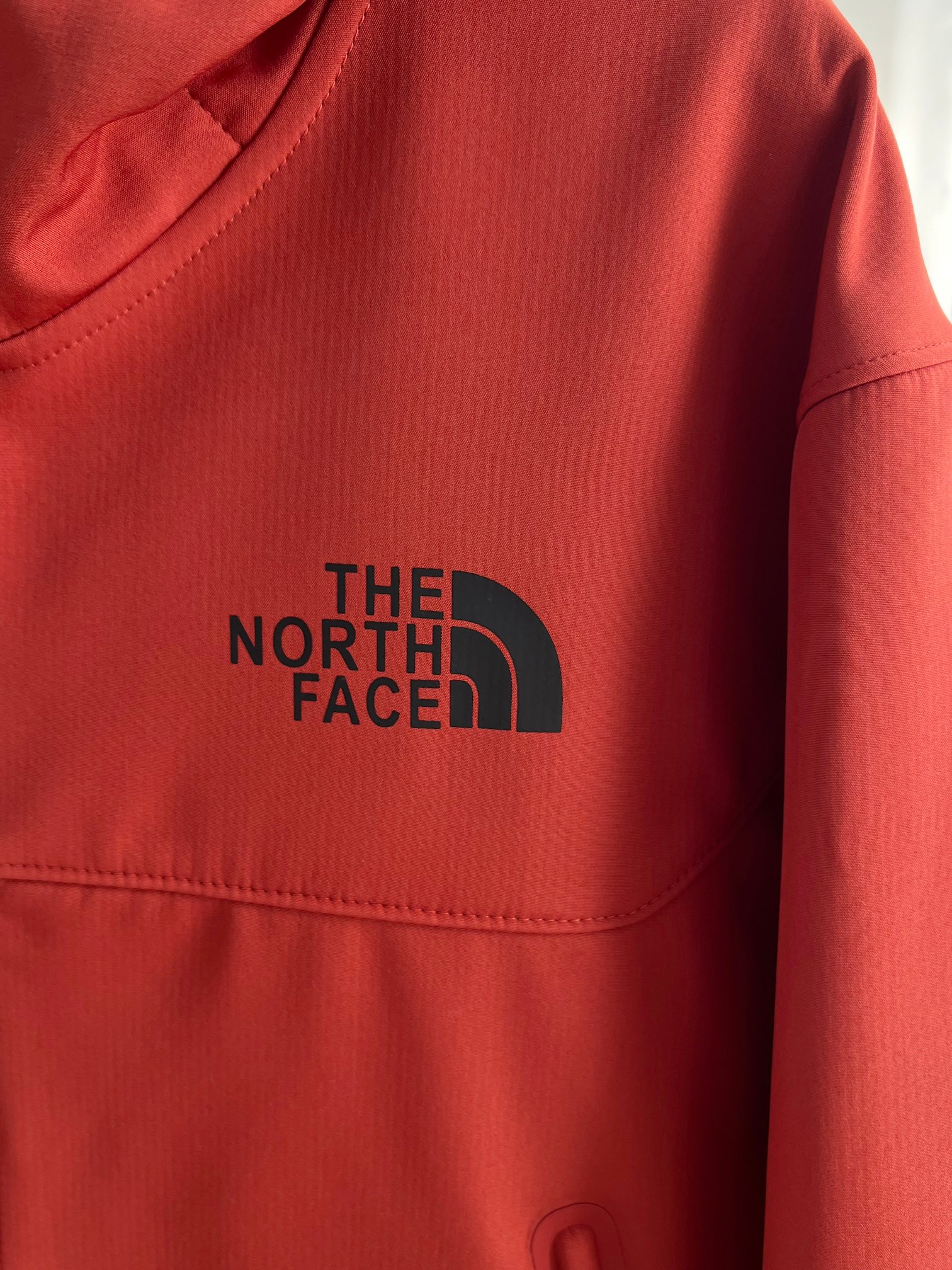 The North Face מעיל סערה עם קפוצ'ון - עמיד במים, נושם ועם בטנת פליז רכה 6 a1740591435714 1488