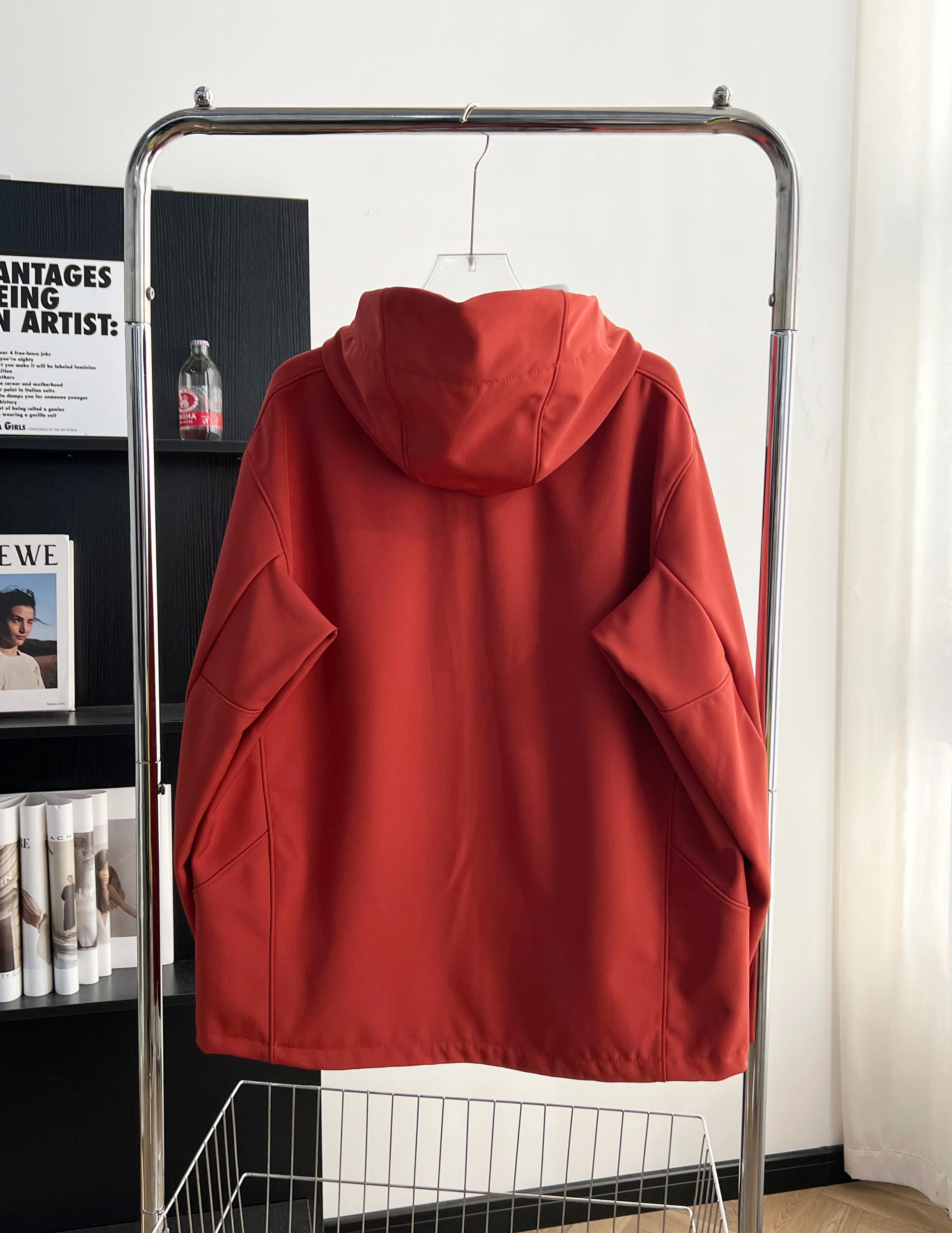 The North Face מעיל סערה עם קפוצ'ון - עמיד במים, נושם ועם בטנת פליז רכה 3 a1740591435762 1176