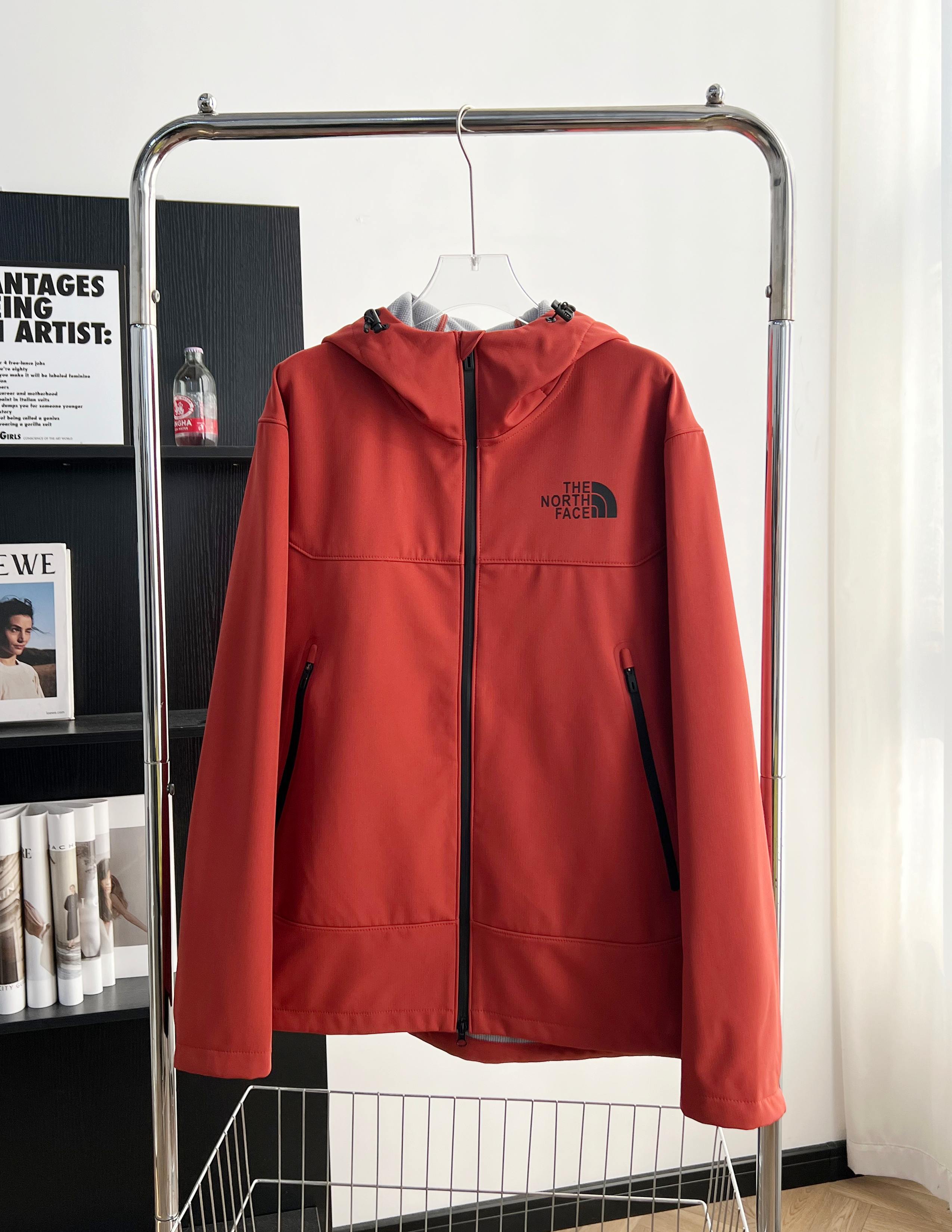 The North Face מעיל סערה עם קפוצ'ון - עמיד במים, נושם ועם בטנת פליז רכה 2 a1740591435809 8001