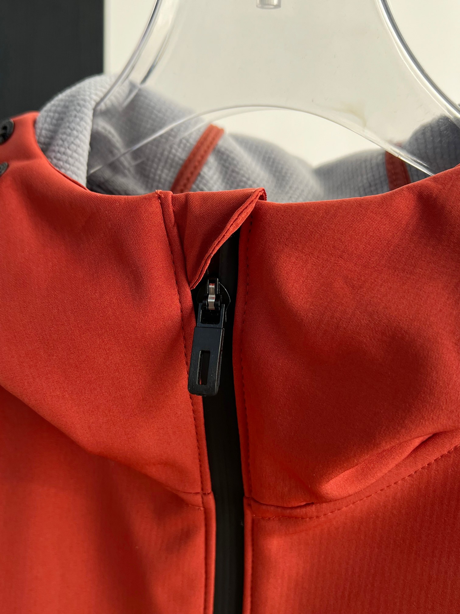The North Face מעיל סערה עם קפוצ'ון - עמיד במים, נושם ועם בטנת פליז רכה 7 a1740591437022 5652
