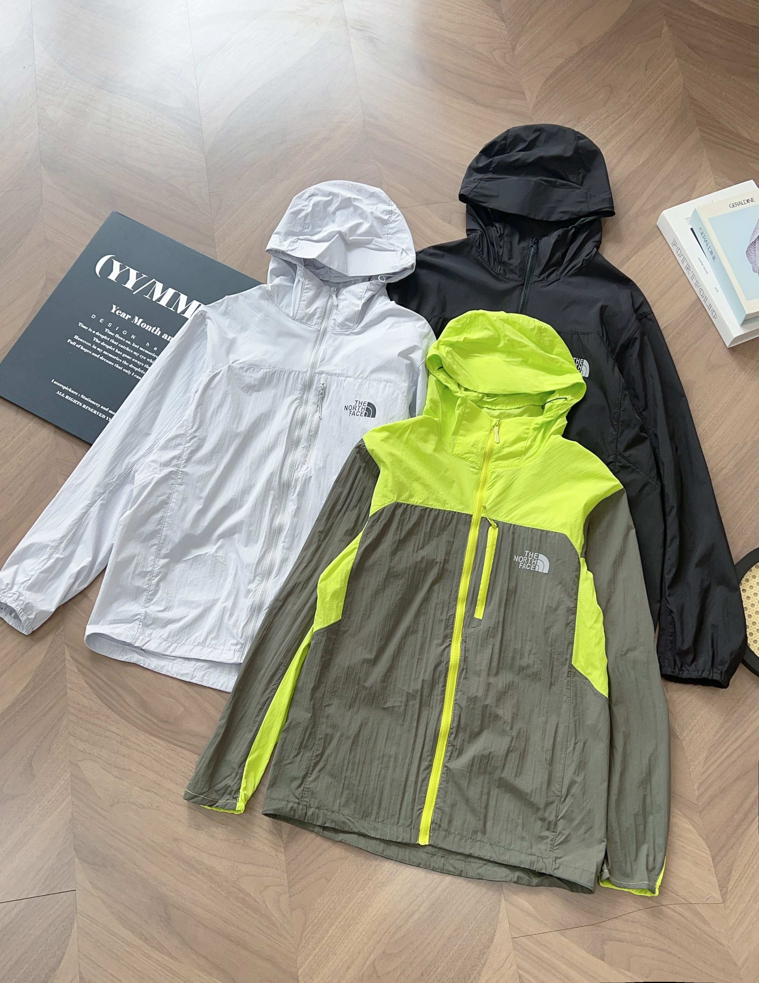 9921# TheNorthFace 北面系列上新！男女款连帽运动外套轻薄夹克防晒衣。臻稀货源！迪家原单好货！男女款轻薄款运动外套防晒服 ！一款多功能外套，可以是日常休闲穿搭一件普通外套，也可以炎炎夏日的防晒利器！也可以是晚风微凉时的一件…