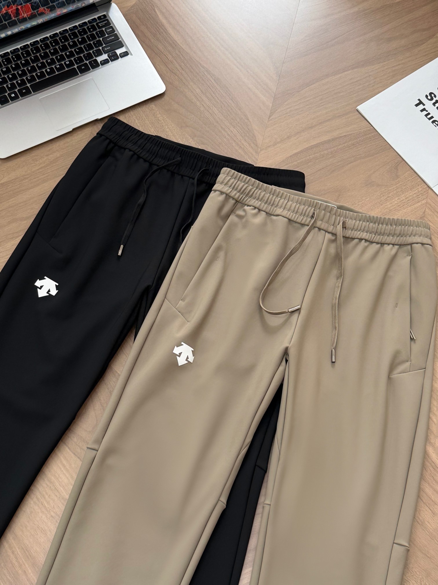 Descente Men's Woven Training Pants - Comfortable & Stylish, Sizes M to 3XL 3 a1755427254409 3633