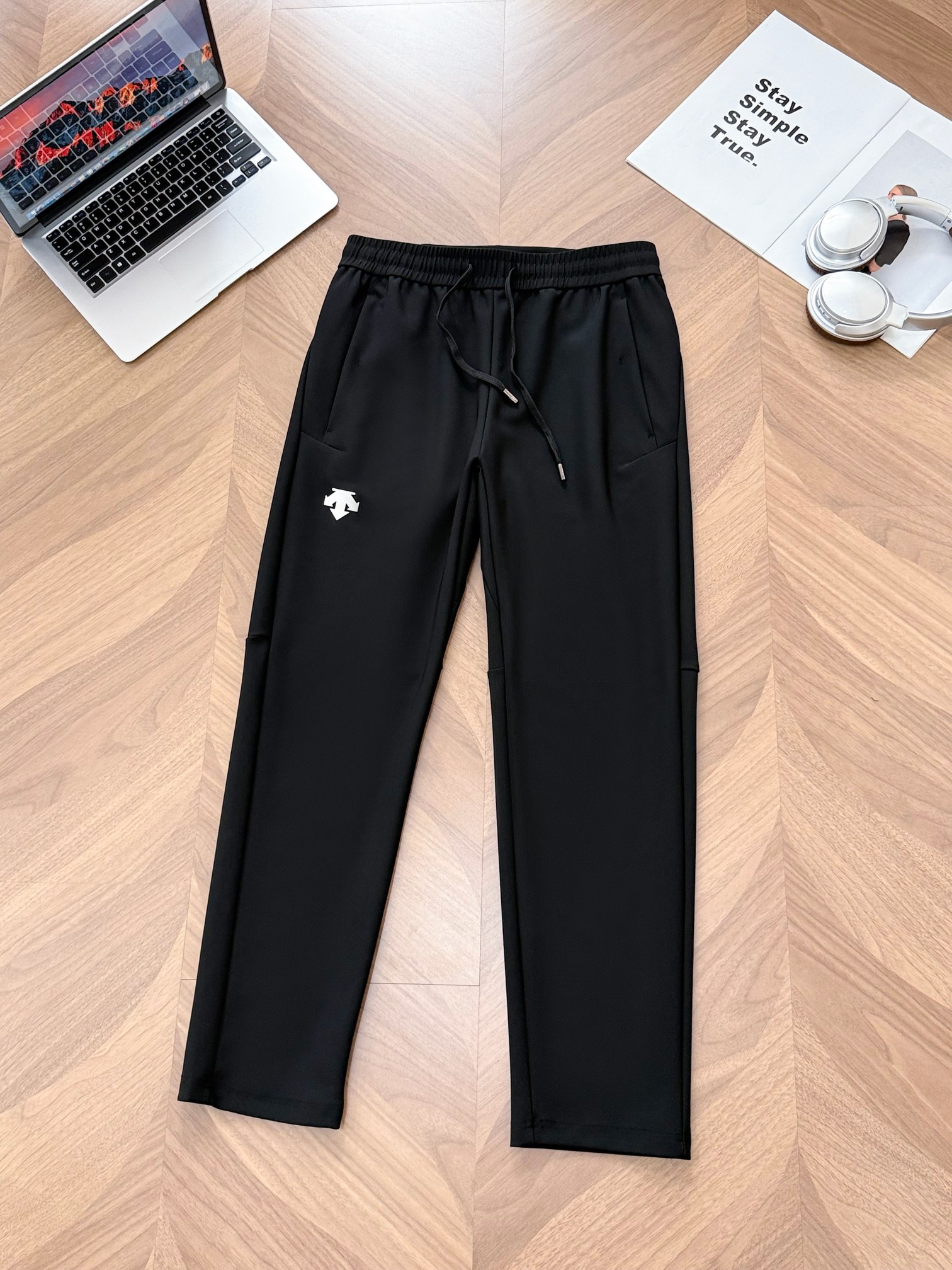 Descente Men's Woven Training Pants - Comfortable & Stylish, Sizes M to 3XL 4 a1755427254417 1260