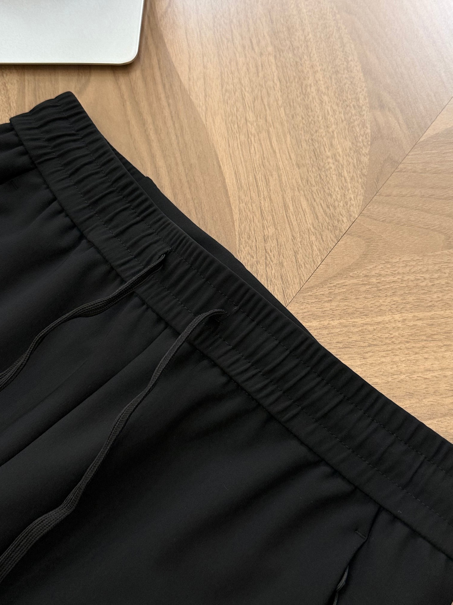 ALO Men's Lightweight Woven Running Pants, Slim Fit Training Pants 4 a1755429484069 8337