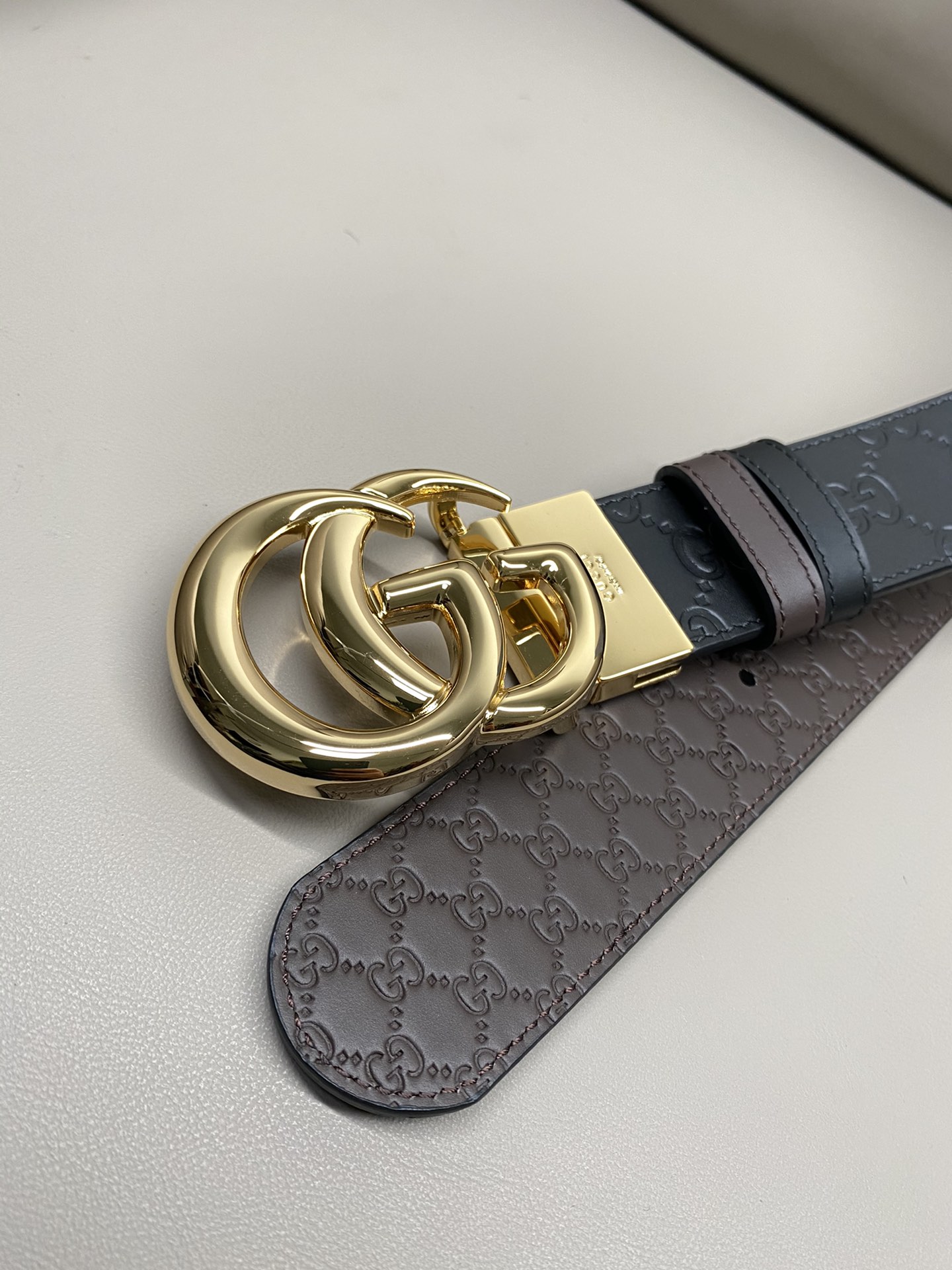 双面经典热压款3.7双面腰带一侧为GucciSignature皮革反面一侧为单色皮革配以互扣式双G带扣