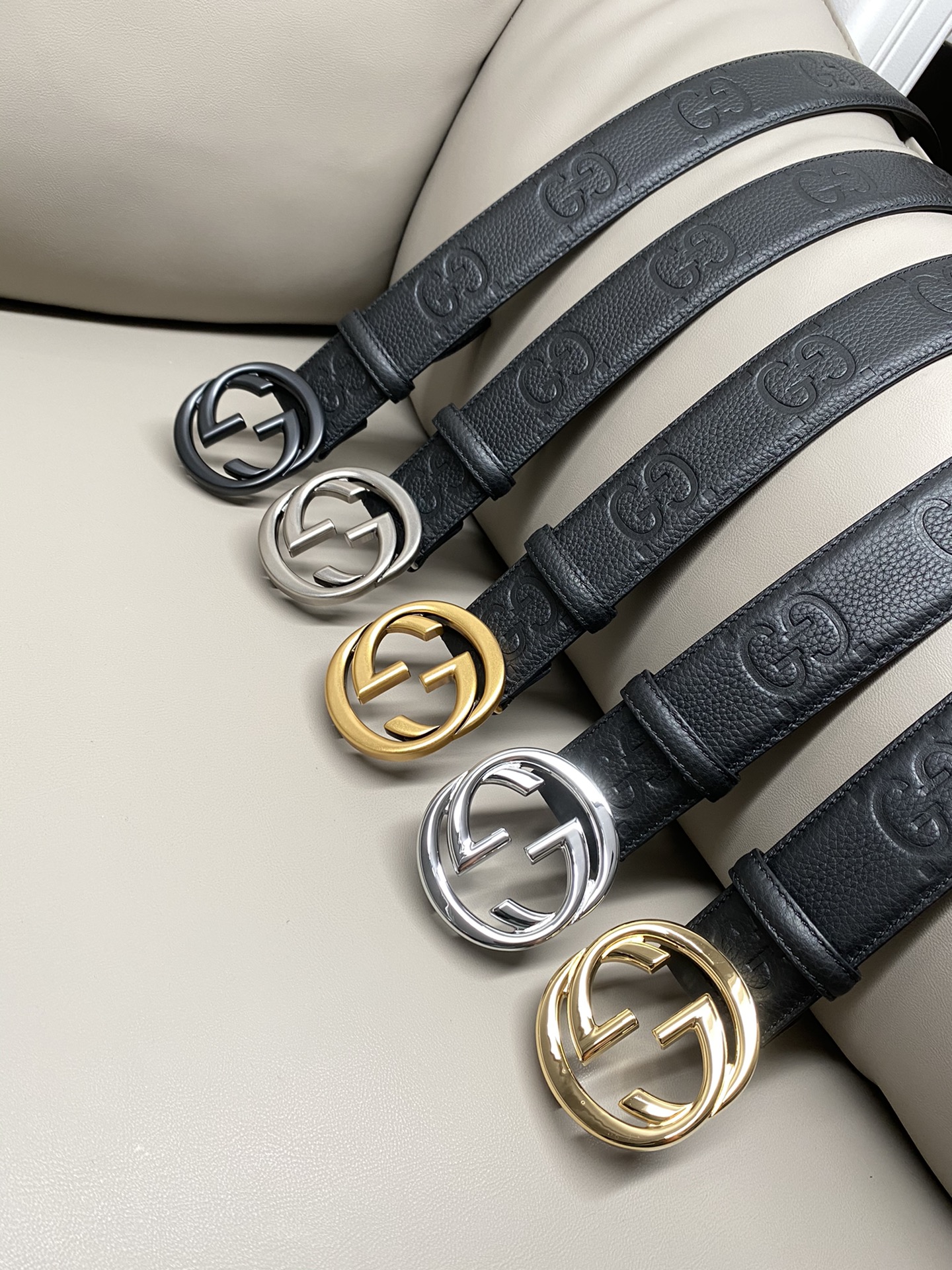 GUCCI全套包装互扣式双G带扣腰带采用热压印技术的GucciSignature皮革精制而成触感厚实印花