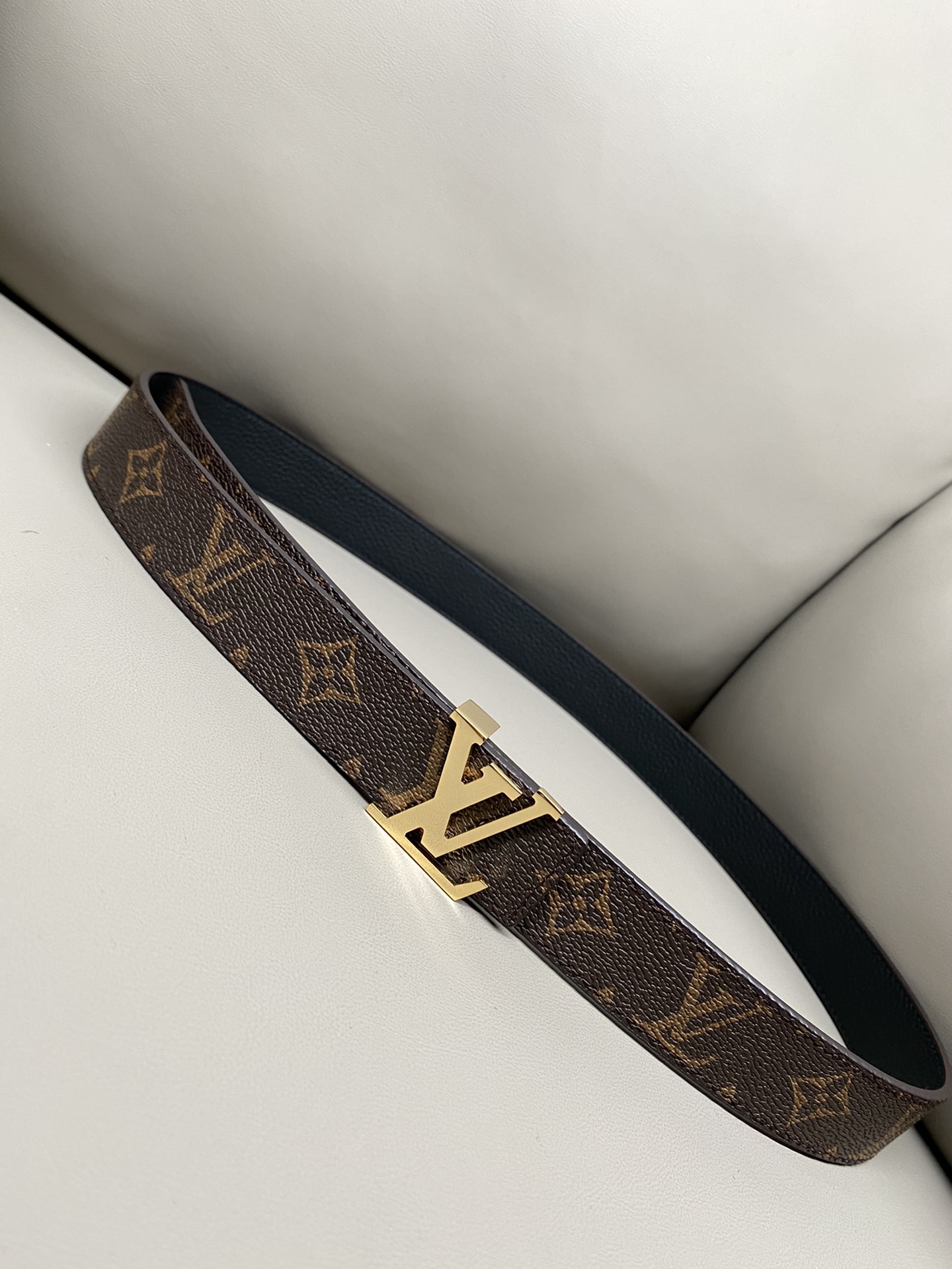 3.0宽度 老花荔枝纹本款 LV Initiales 腰带以经典 Monogram 帆布和纯色牛皮革分饰