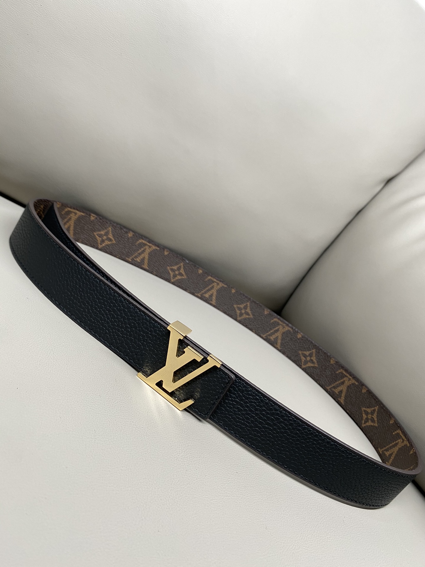 3.0宽度 老花荔枝纹本款 LV Initiales 腰带以经典 Monogram 帆布和纯色牛皮革分饰
