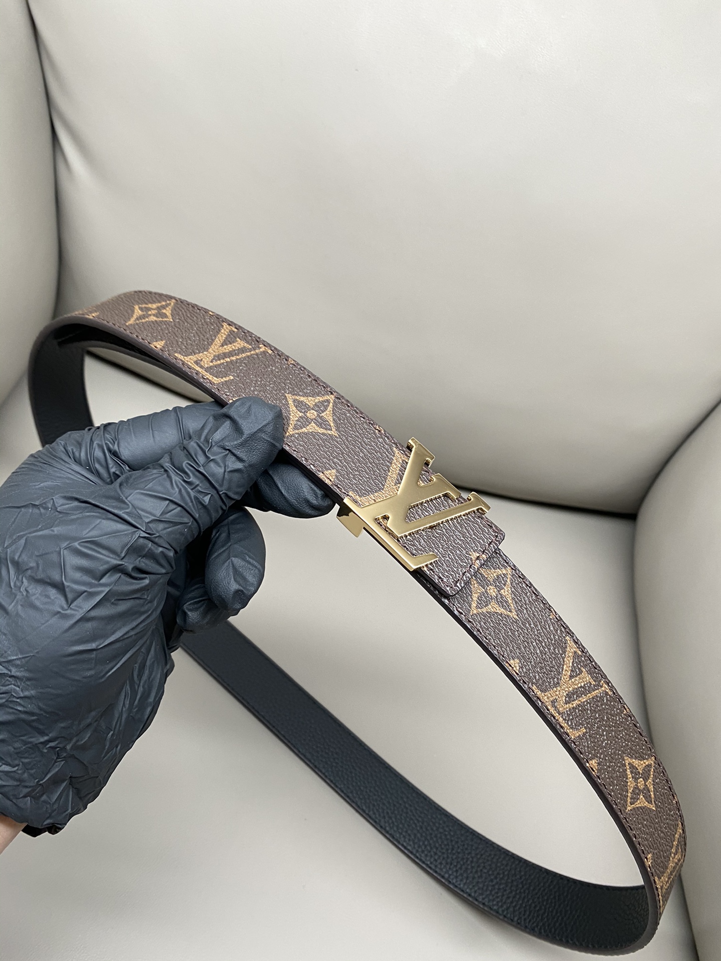 3.0宽度 老花荔枝纹本款 LV Initiales 腰带以经典 Monogram 帆布和纯色牛皮革分饰