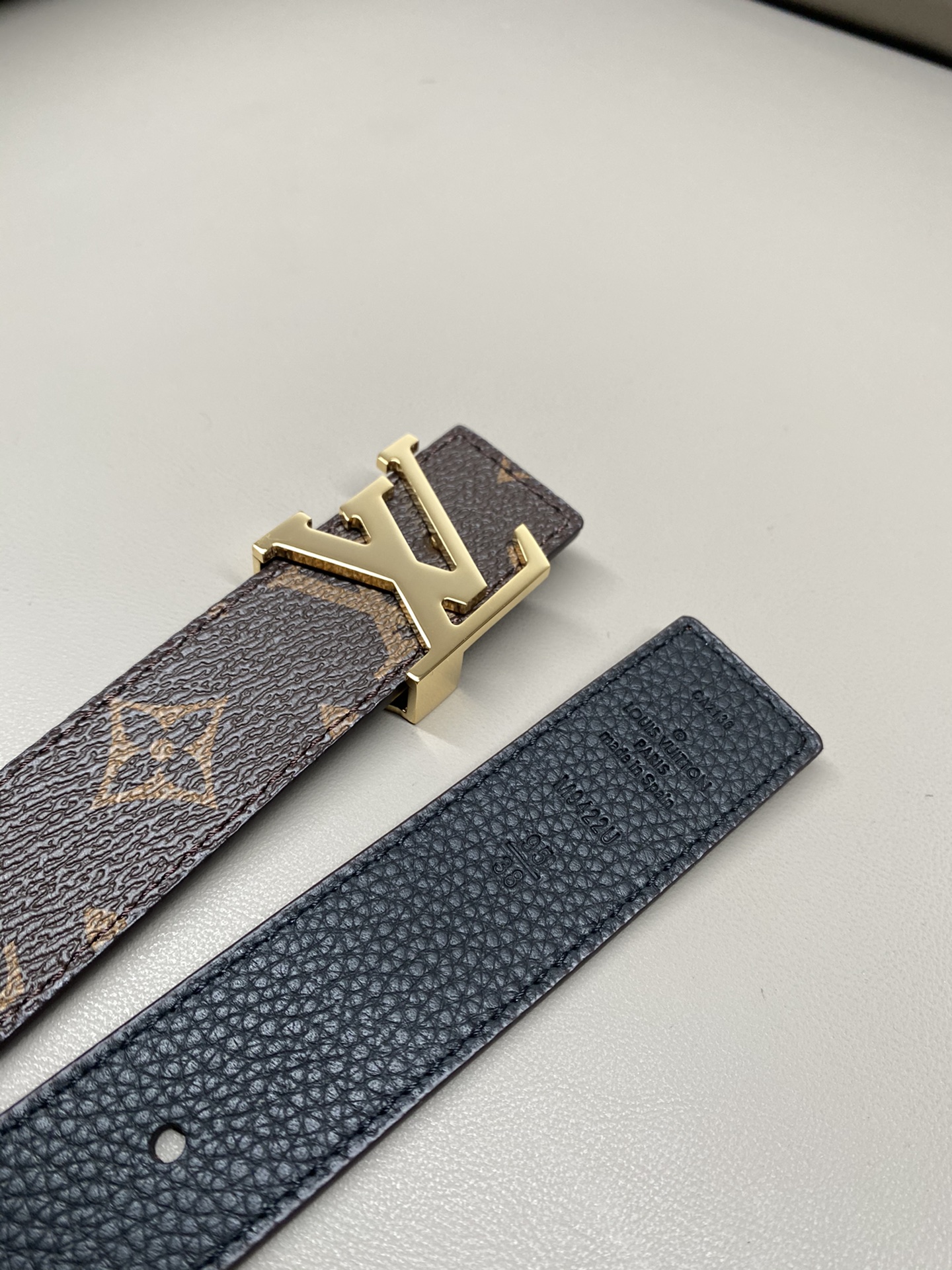 3.0宽度 老花荔枝纹本款 LV Initiales 腰带以经典 Monogram 帆布和纯色牛皮革分饰