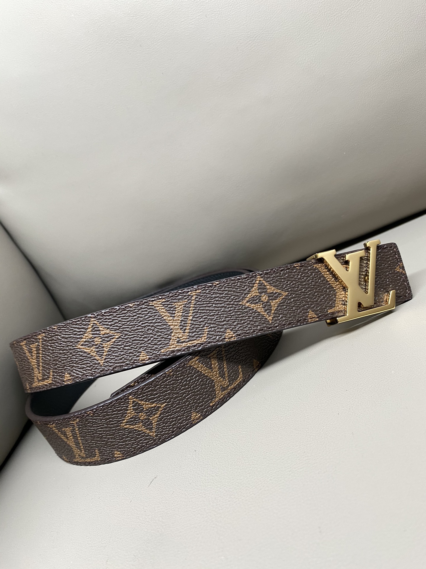 3.0宽度 老花荔枝纹本款 LV Initiales 腰带以经典 Monogram 帆布和纯色牛皮革分饰