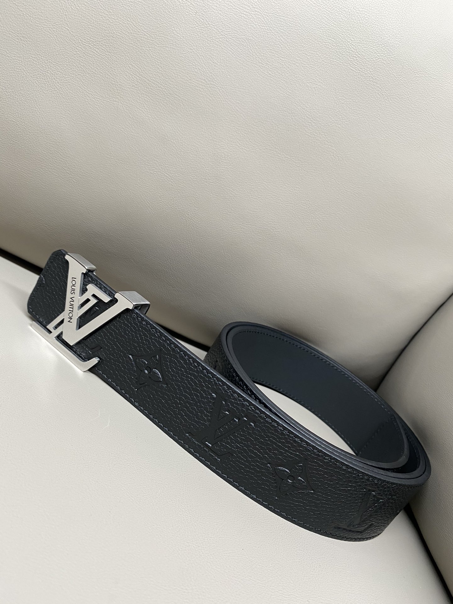  lv 路易威登 4.0热压立体小牛皮 高品质钢扣 金白 新款同步更新