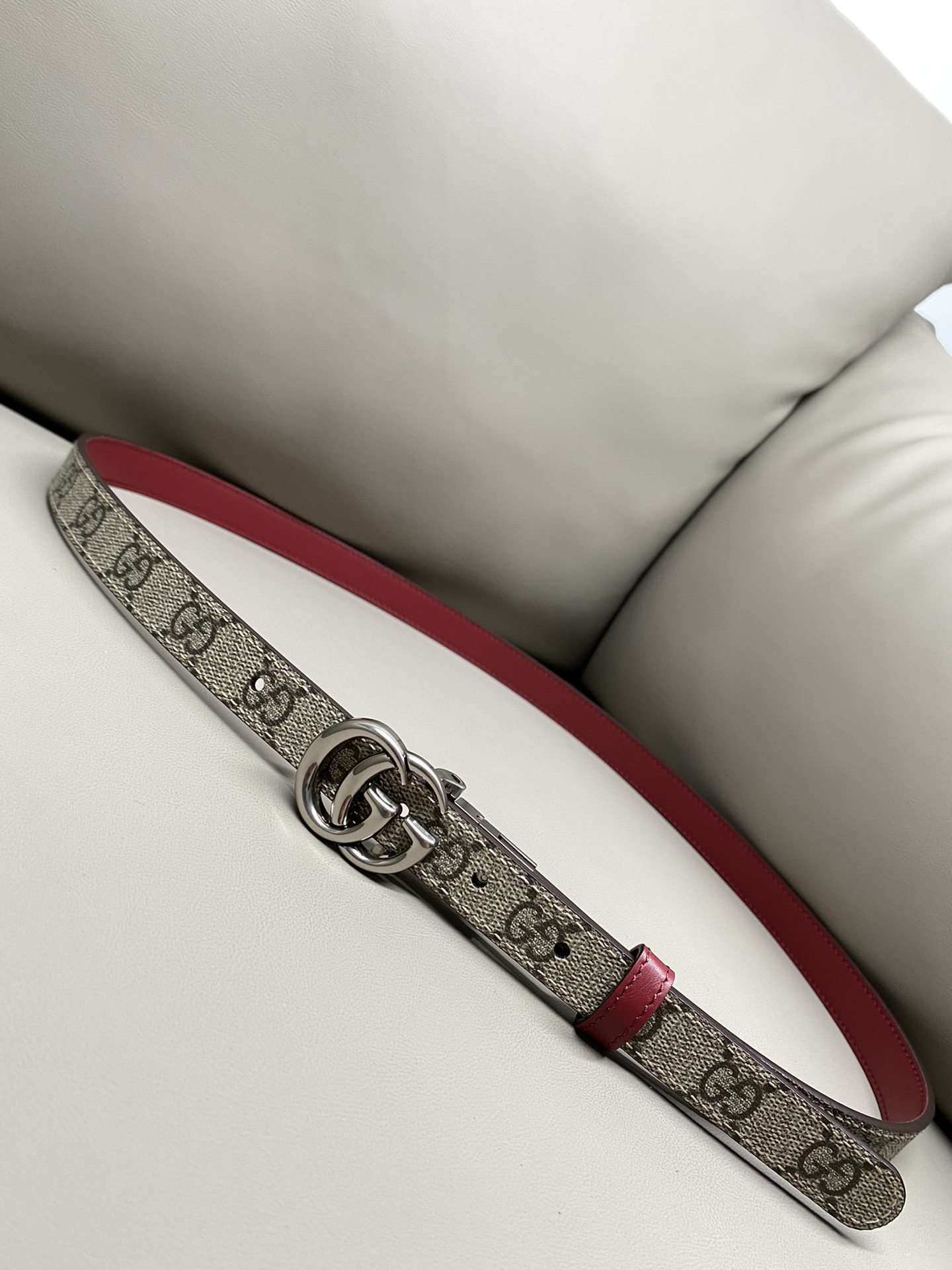  GG Marmont系列双面窄版腰带2.0这款双面腰带为2025早秋系列再添亮眼力作。甄选GG SuP