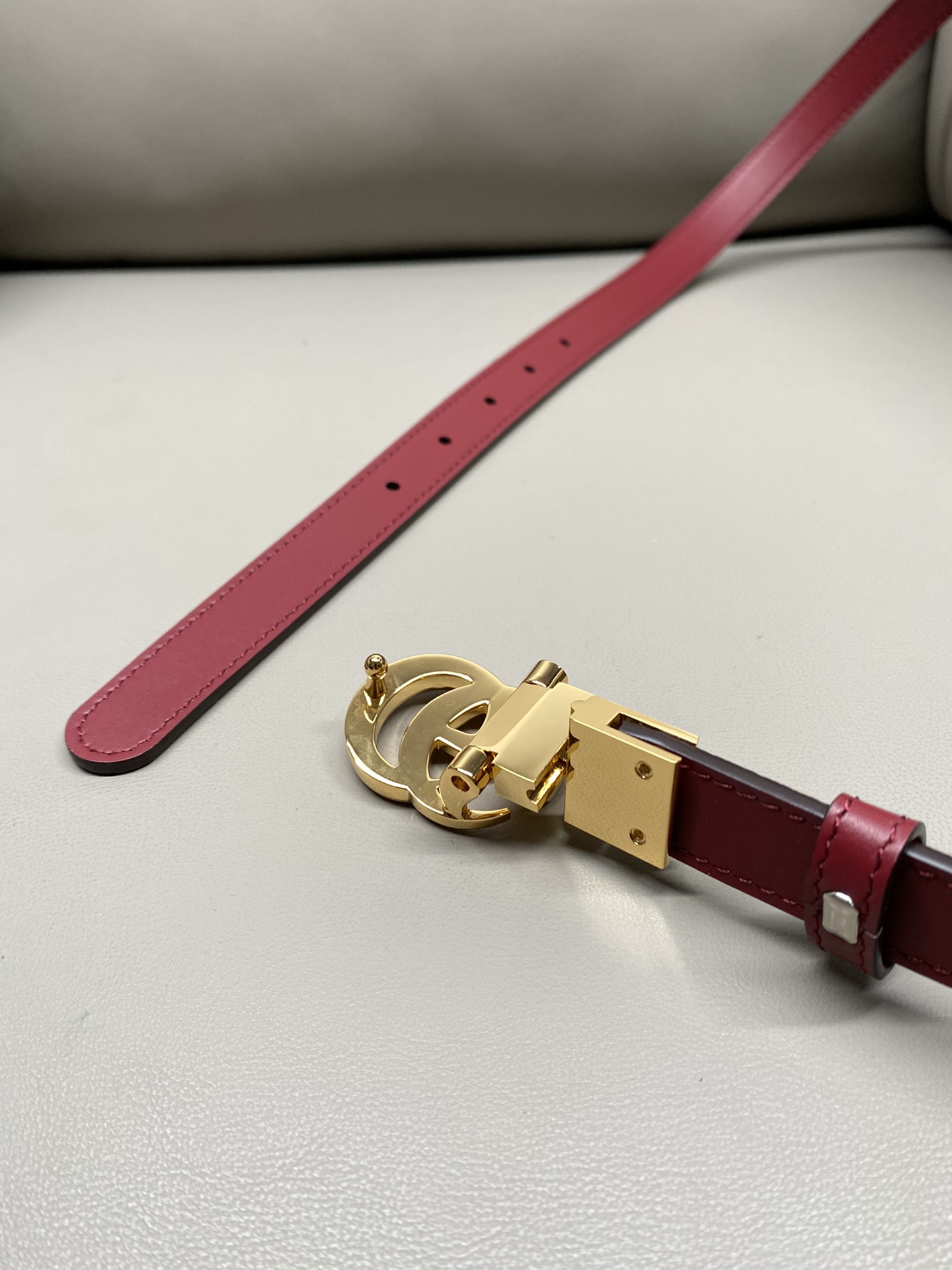  GG Marmont系列双面窄版腰带2.0这款双面腰带为2025早秋系列再添亮眼力作。甄选GG SuP
