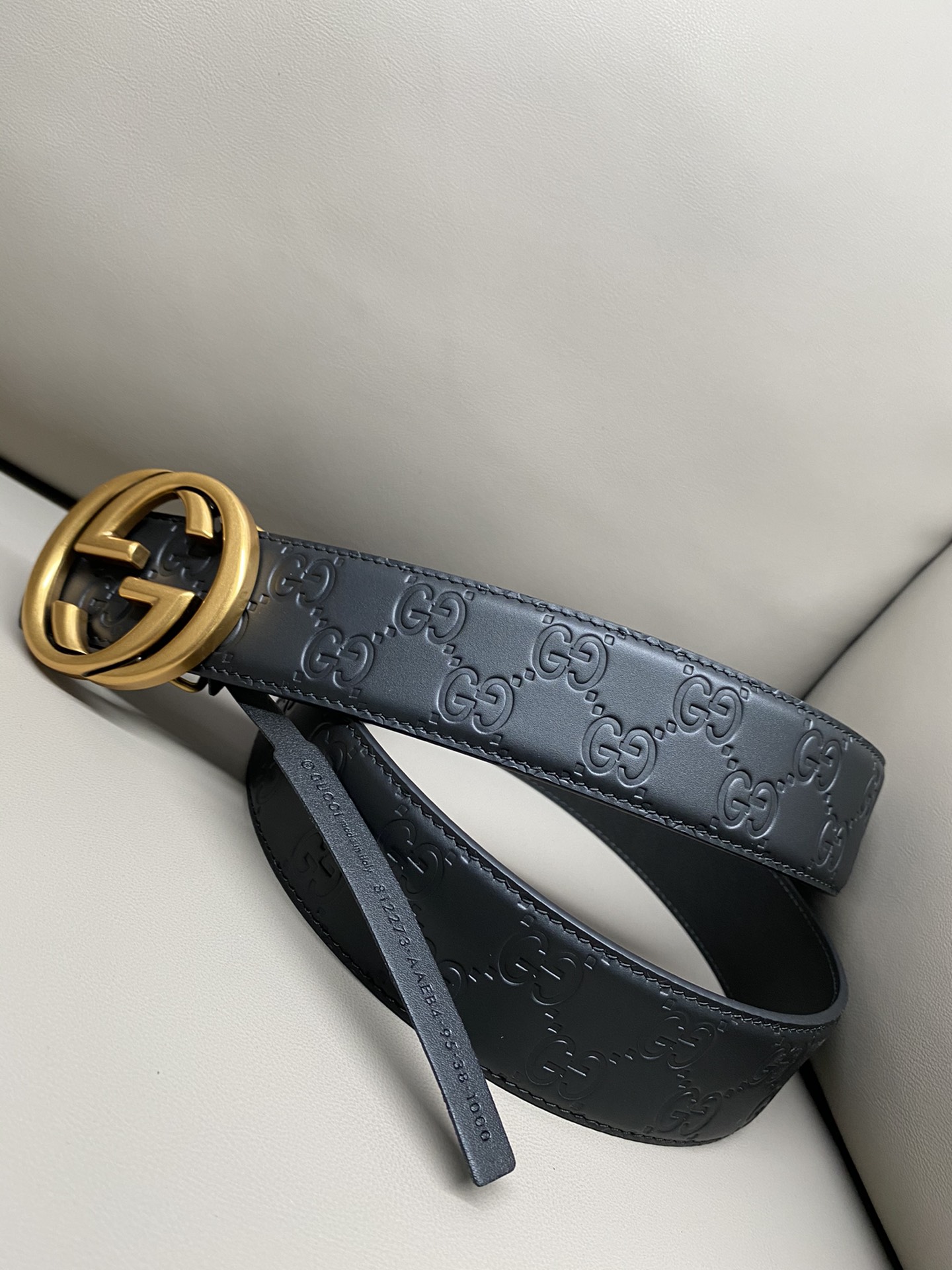 Gucci 互扣式双G搭扣双面腰带这款男士腰带亮眼吸睛，是2026早春系列之一。腰带扣设有一个销钉，可轻