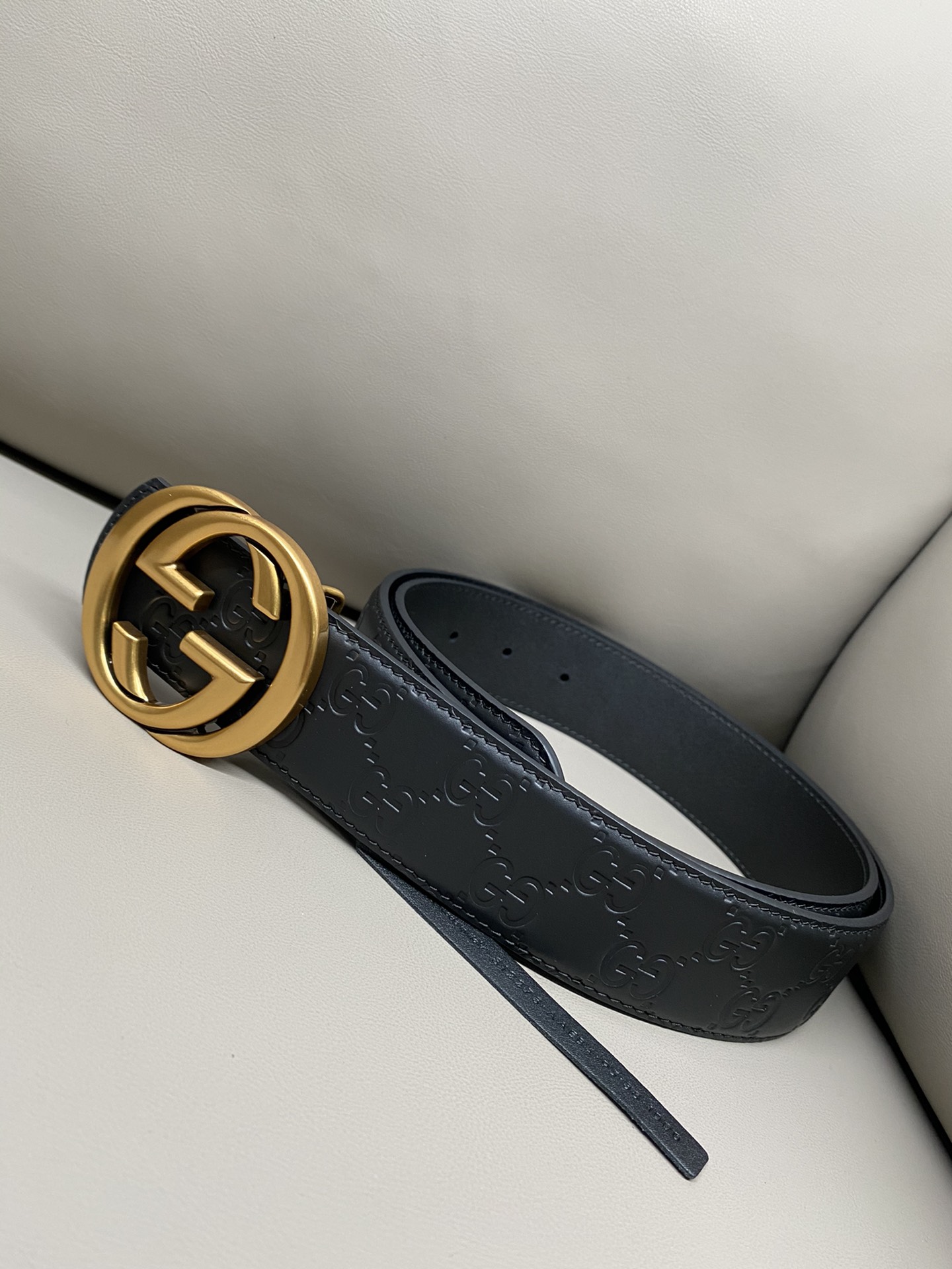 Gucci 互扣式双G搭扣双面腰带这款男士腰带亮眼吸睛，是2026早春系列之一。腰带扣设有一个销钉，可轻