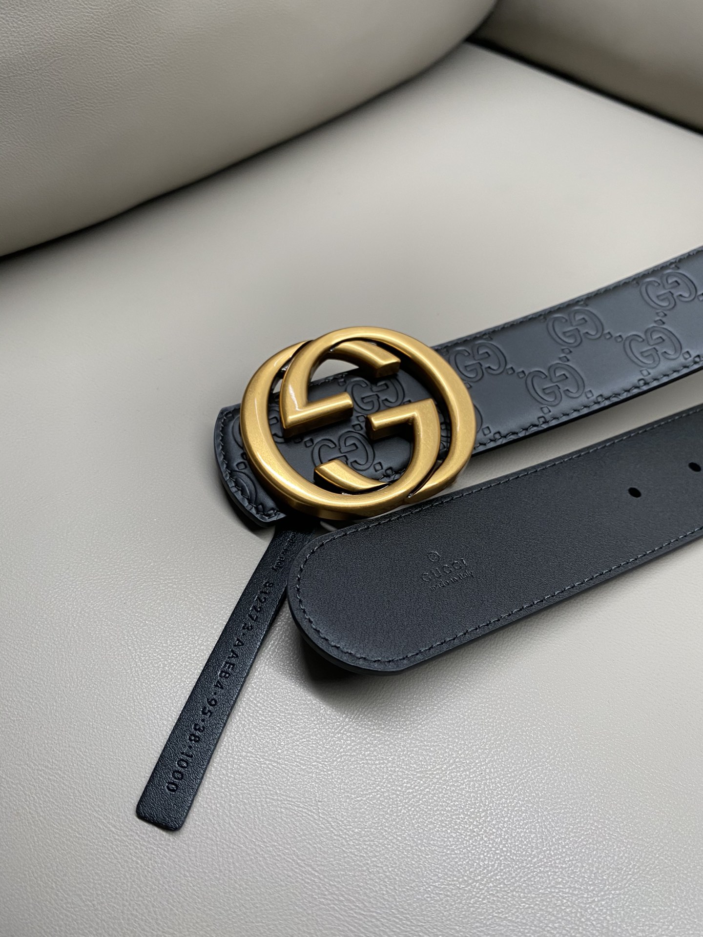 Gucci 互扣式双G搭扣双面腰带这款男士腰带亮眼吸睛，是2026早春系列之一。腰带扣设有一个销钉，可轻