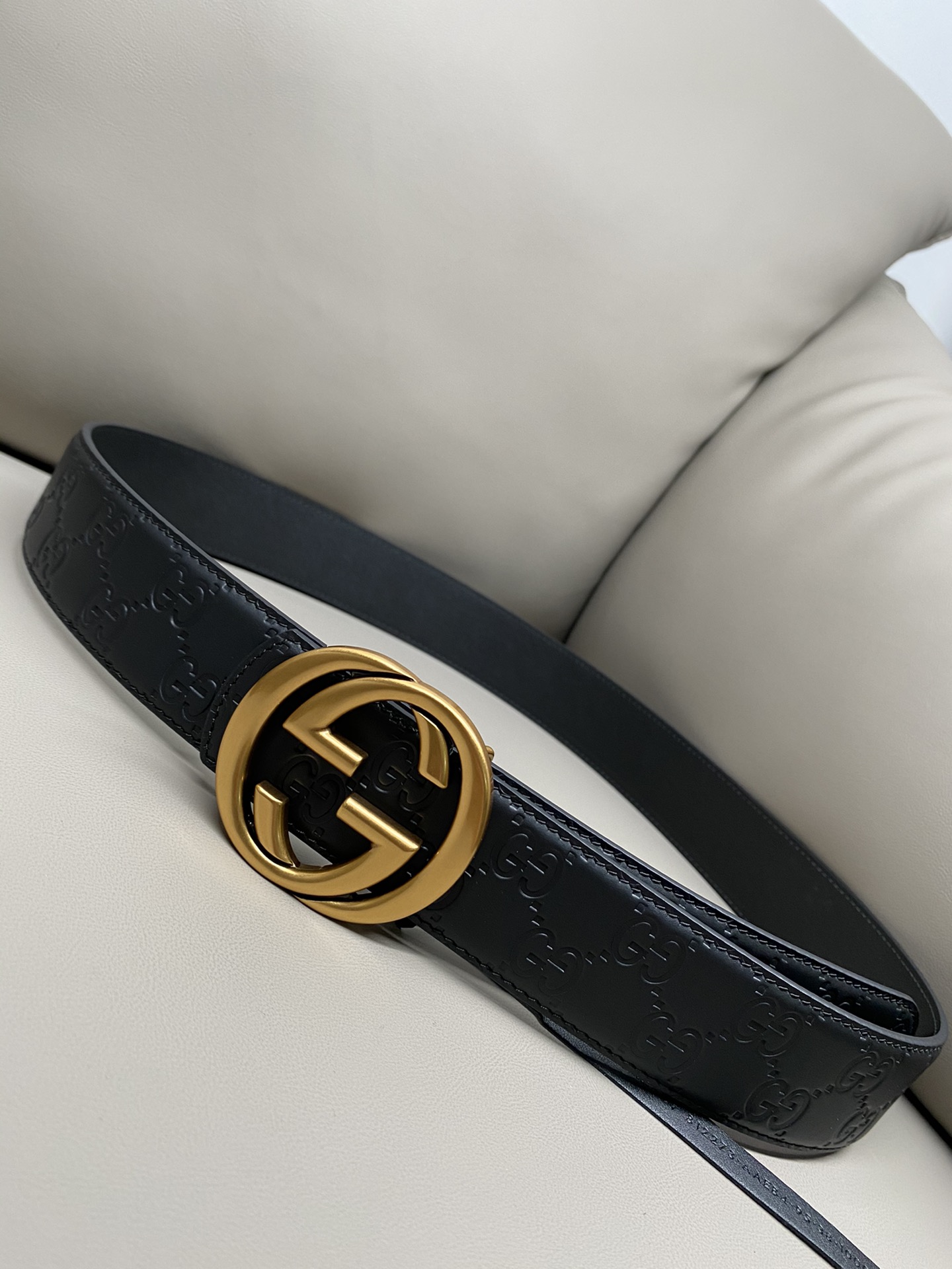 Gucci 互扣式双G搭扣双面腰带这款男士腰带亮眼吸睛，是2026早春系列之一。腰带扣设有一个销钉，可轻