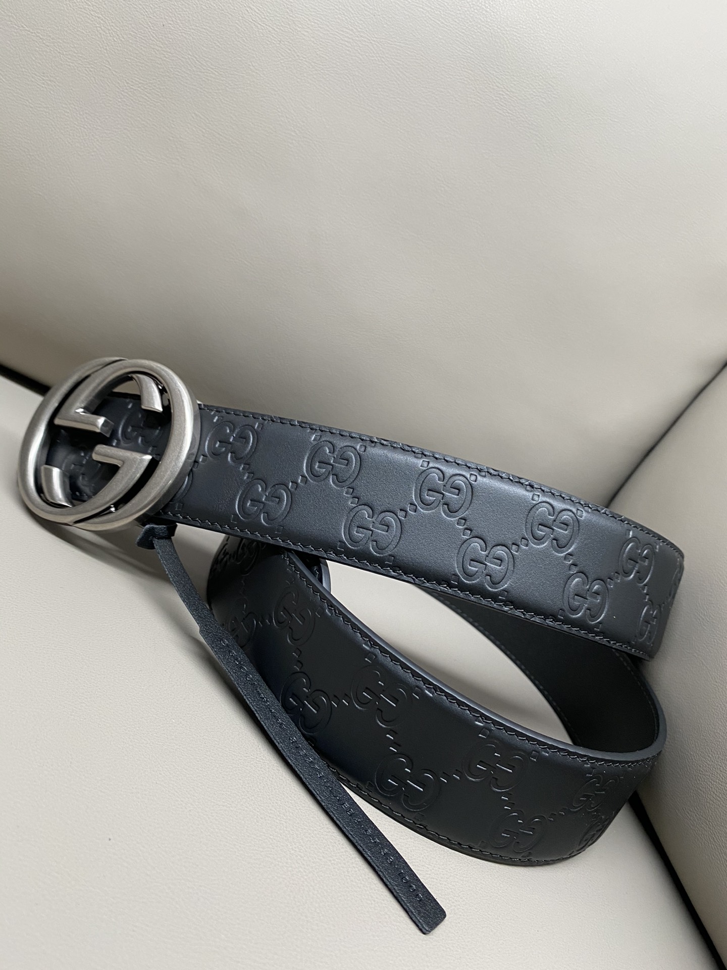 Gucci 互扣式双G搭扣双面腰带这款男士腰带亮眼吸睛，是2026早春系列之一。腰带扣设有一个销钉，可轻