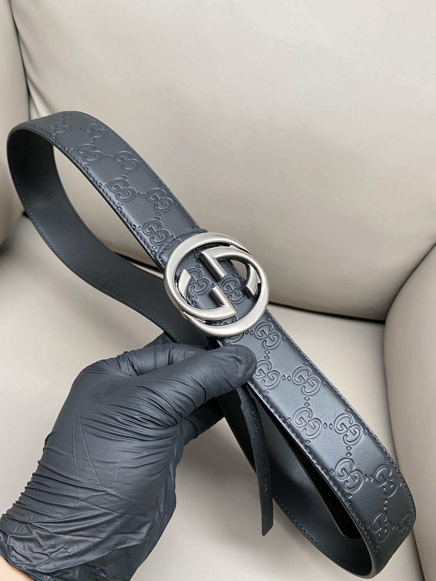 Gucci 互扣式双G搭扣双面腰带这款男士腰带亮眼吸睛，是2026早春系列之一。腰带扣设有一个销钉，可轻