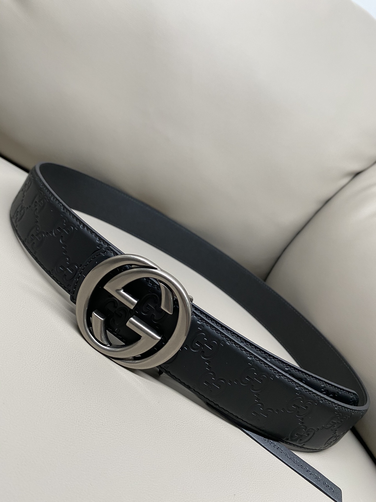 Gucci 互扣式双G搭扣双面腰带这款男士腰带亮眼吸睛，是2026早春系列之一。腰带扣设有一个销钉，可轻