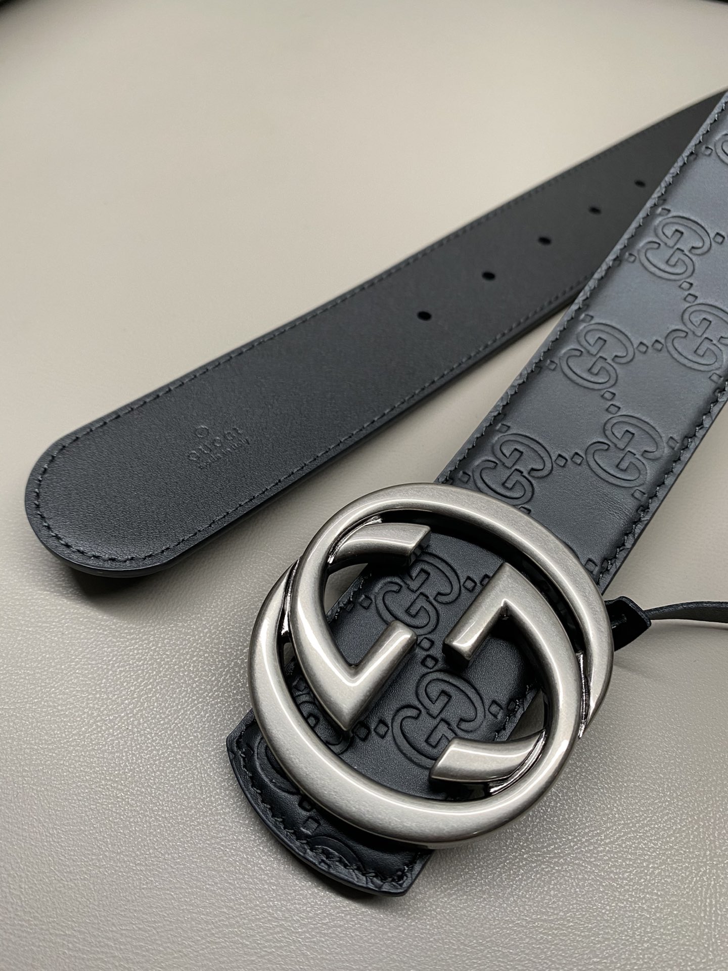 Gucci 互扣式双G搭扣双面腰带这款男士腰带亮眼吸睛，是2026早春系列之一。腰带扣设有一个销钉，可轻